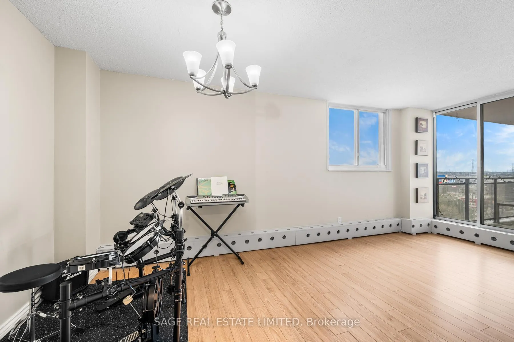 Photo 16 of Unit 802, 975 Warwick Court, Burlington, LaSalle — HOMEH