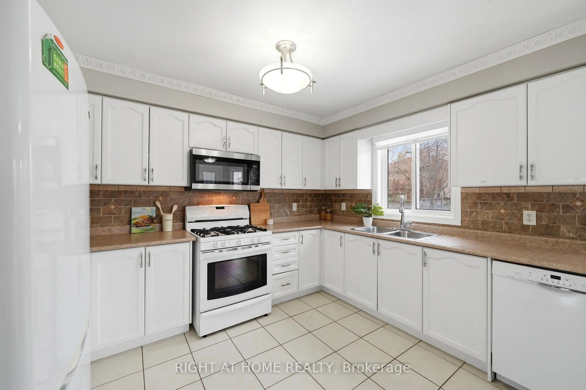 Photo 13 of 68 Kraus Road, Barrie, Edgehill Drive — HOMEH