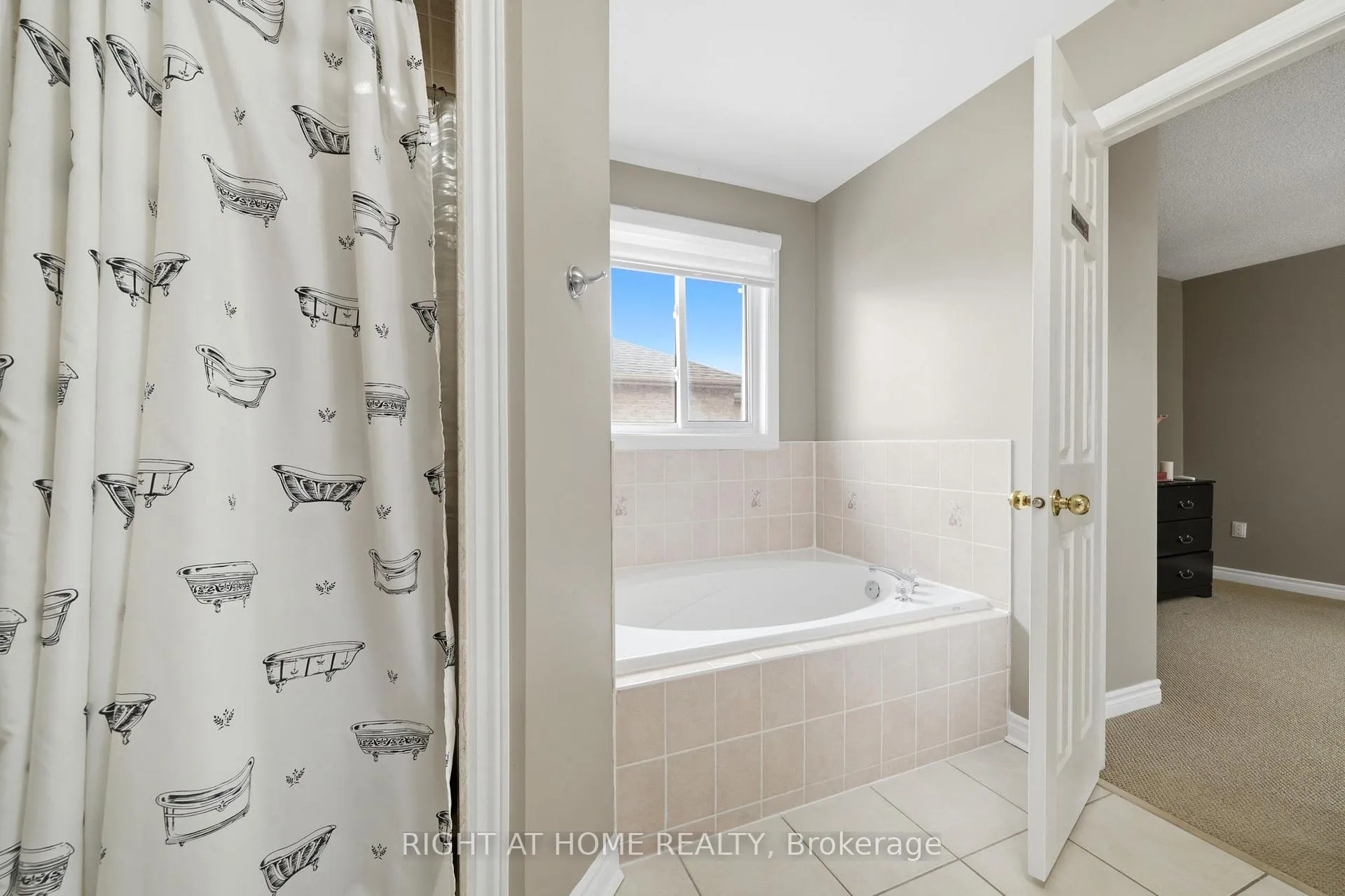 Photo 23 of 68 Kraus Road, Barrie, Edgehill Drive — HOMEH
