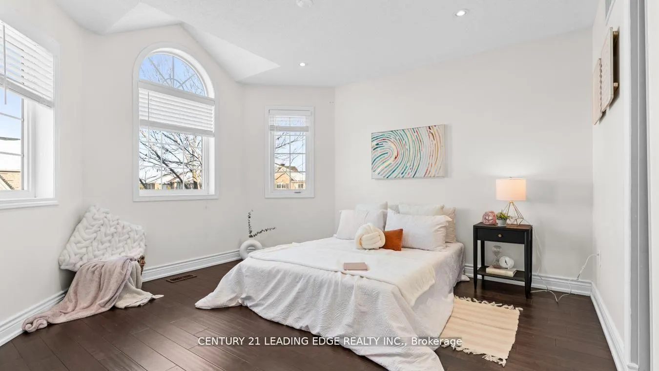 Photo 33 of 657 Brothers Crescent, Milton, Coates — HOMEH