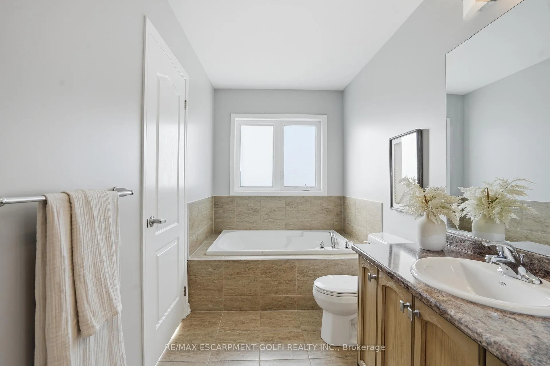 Photo 3 of 7839 Dockweed Drive, Niagara Falls, Brown — HOMEH