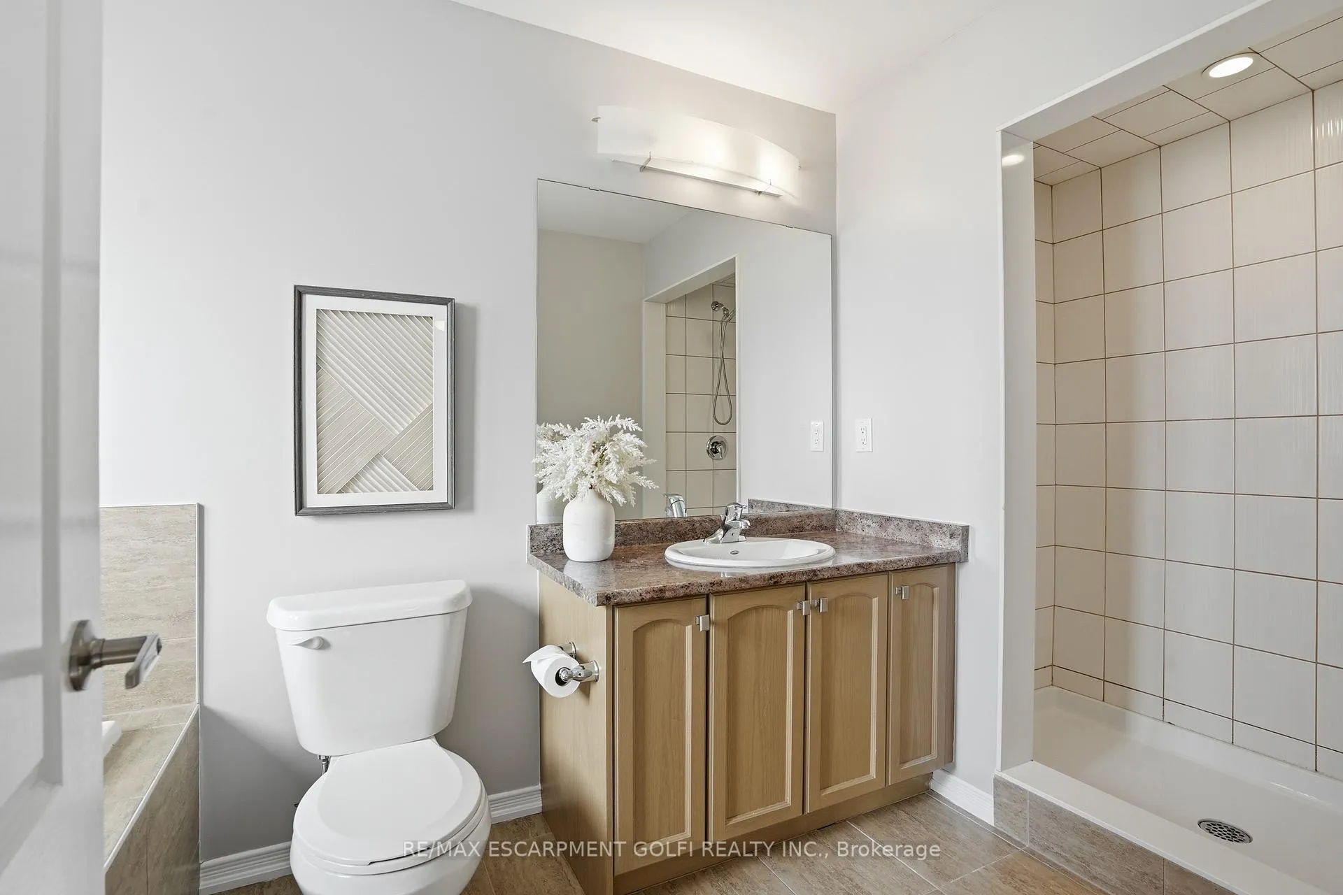 Photo 4 of 7839 Dockweed Drive, Niagara Falls, Brown — HOMEH