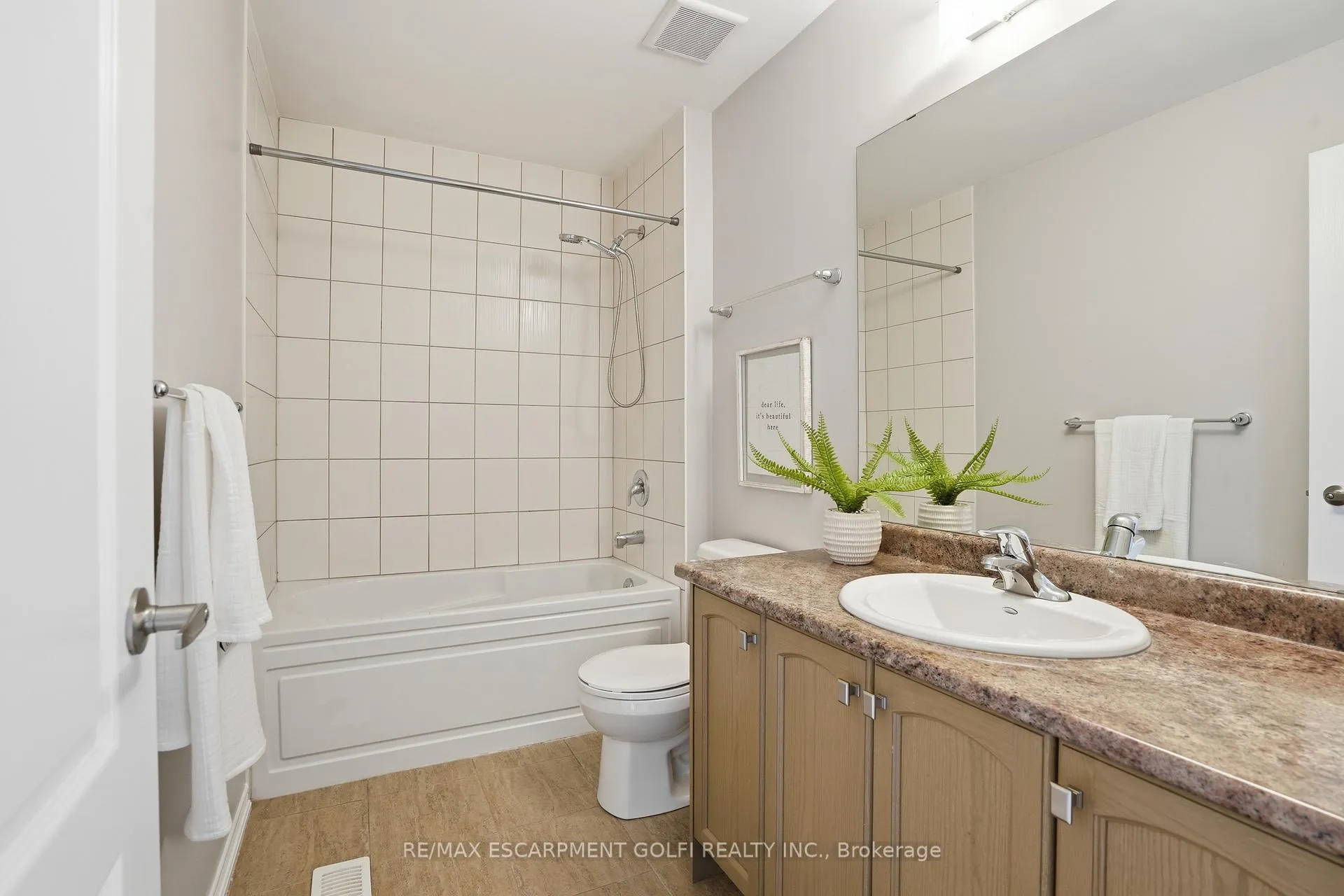 Photo 7 of 7839 Dockweed Drive, Niagara Falls, Brown — HOMEH