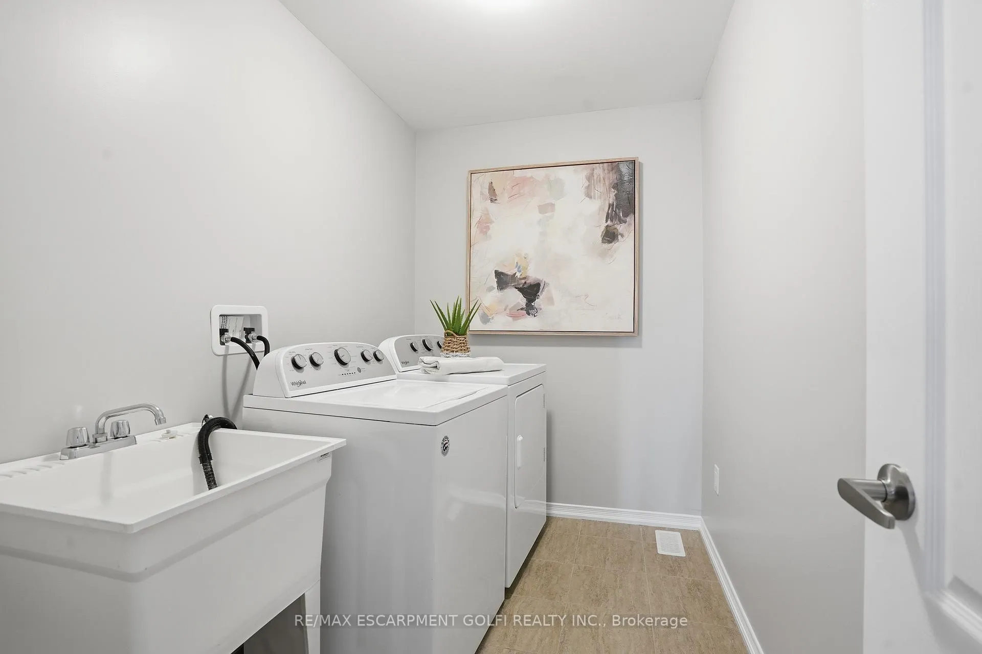 Photo 8 of 7839 Dockweed Drive, Niagara Falls, Brown — HOMEH