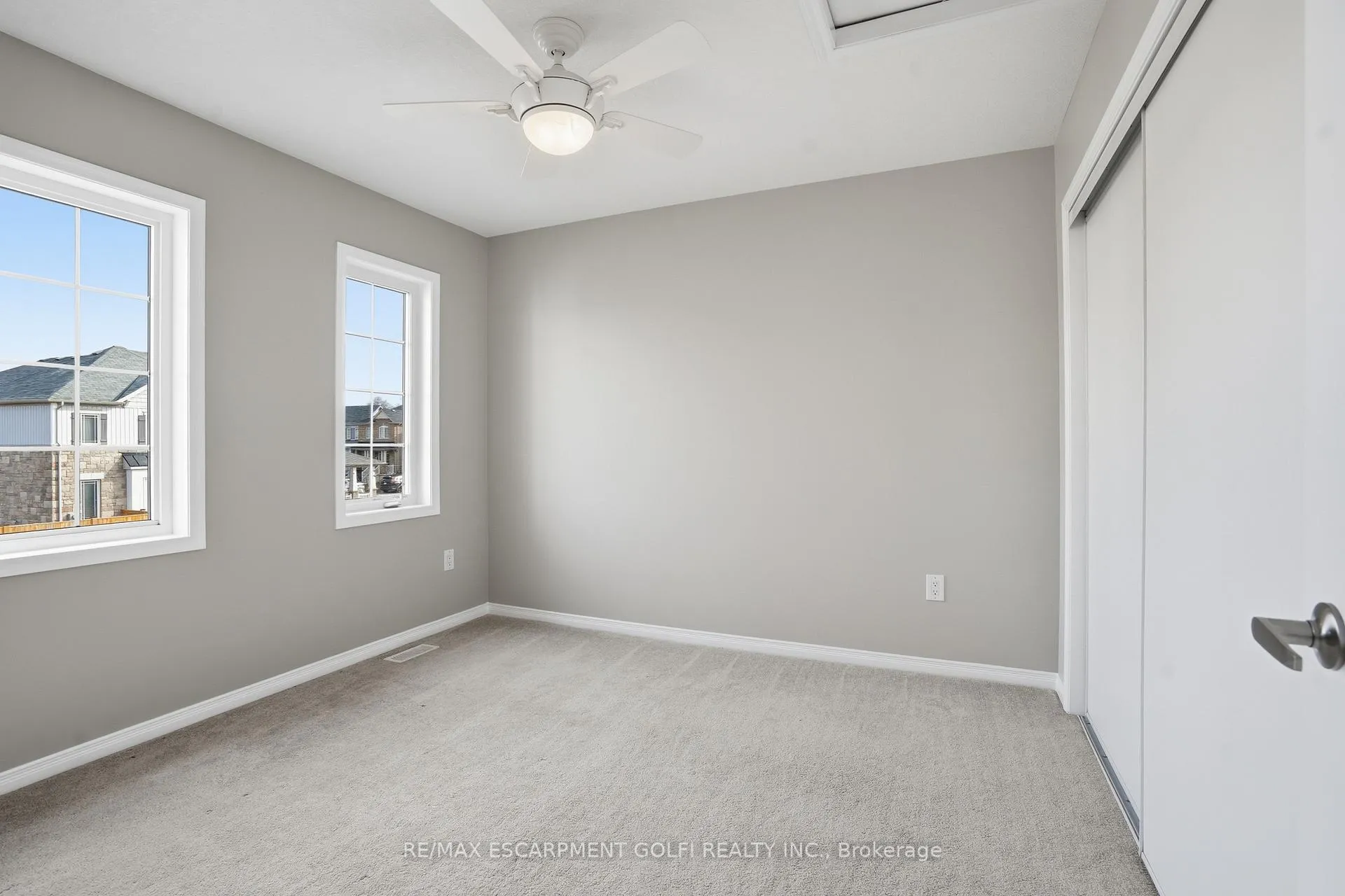 Photo 10 of 7839 Dockweed Drive, Niagara Falls, Brown — HOMEH