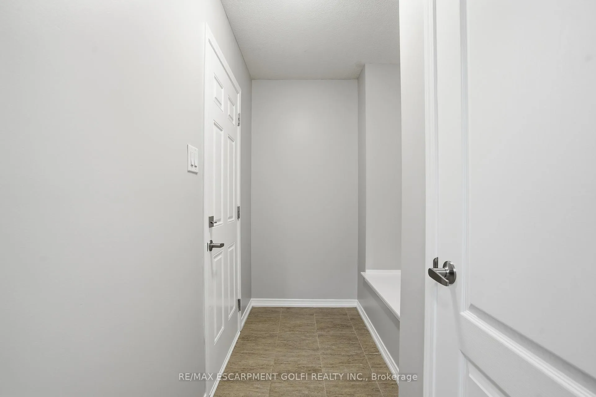 Photo 13 of 7839 Dockweed Drive, Niagara Falls, Brown — HOMEH