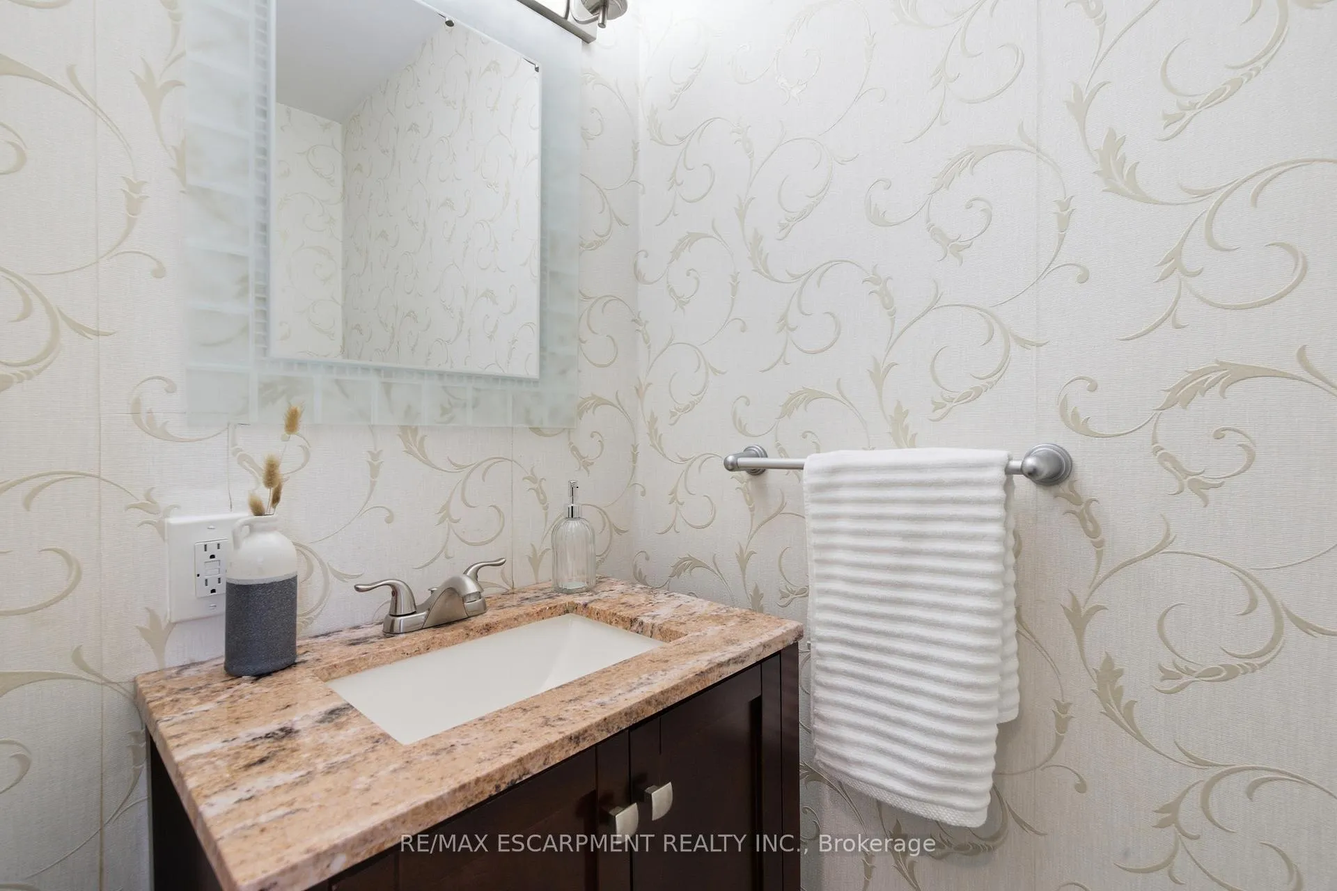 Photo 4 of 587 Timber Lane, Burlington, Appleby — HOMEH