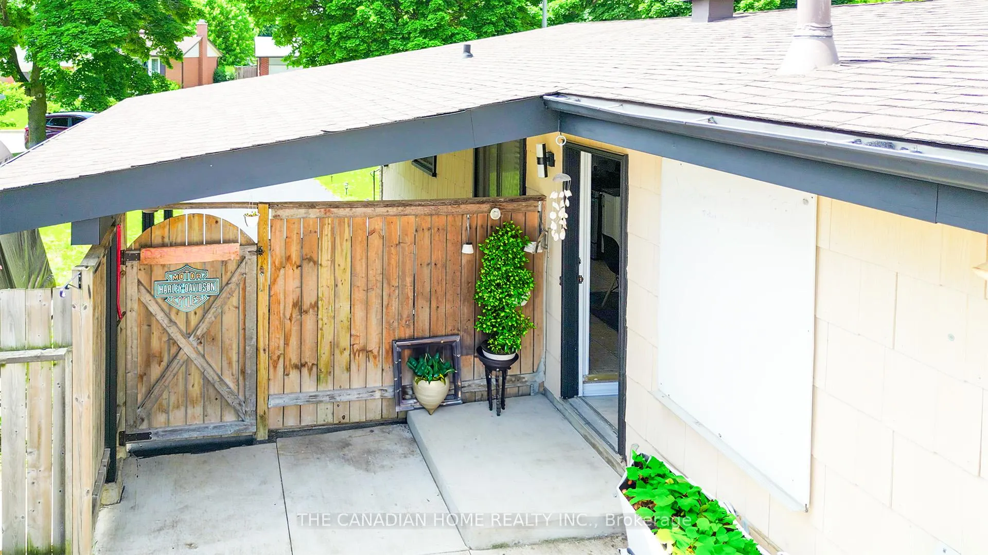 Photo 14 of 350 Boxbury Drive, Waterloo — HOMEH