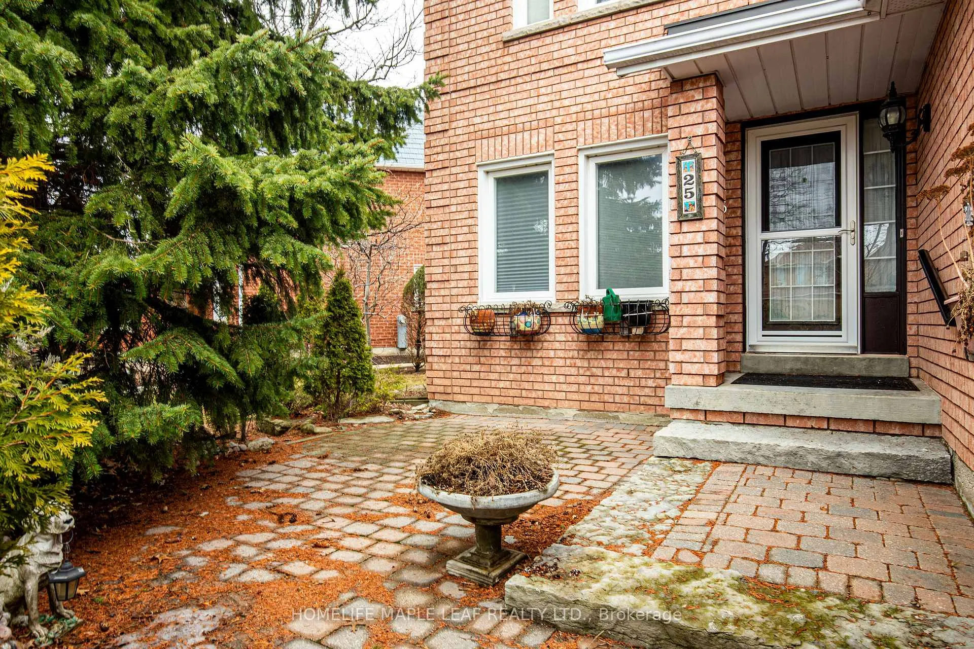 Photo 3 of 25 Grampian Avenue, Vaughan, Maple — HOMEH