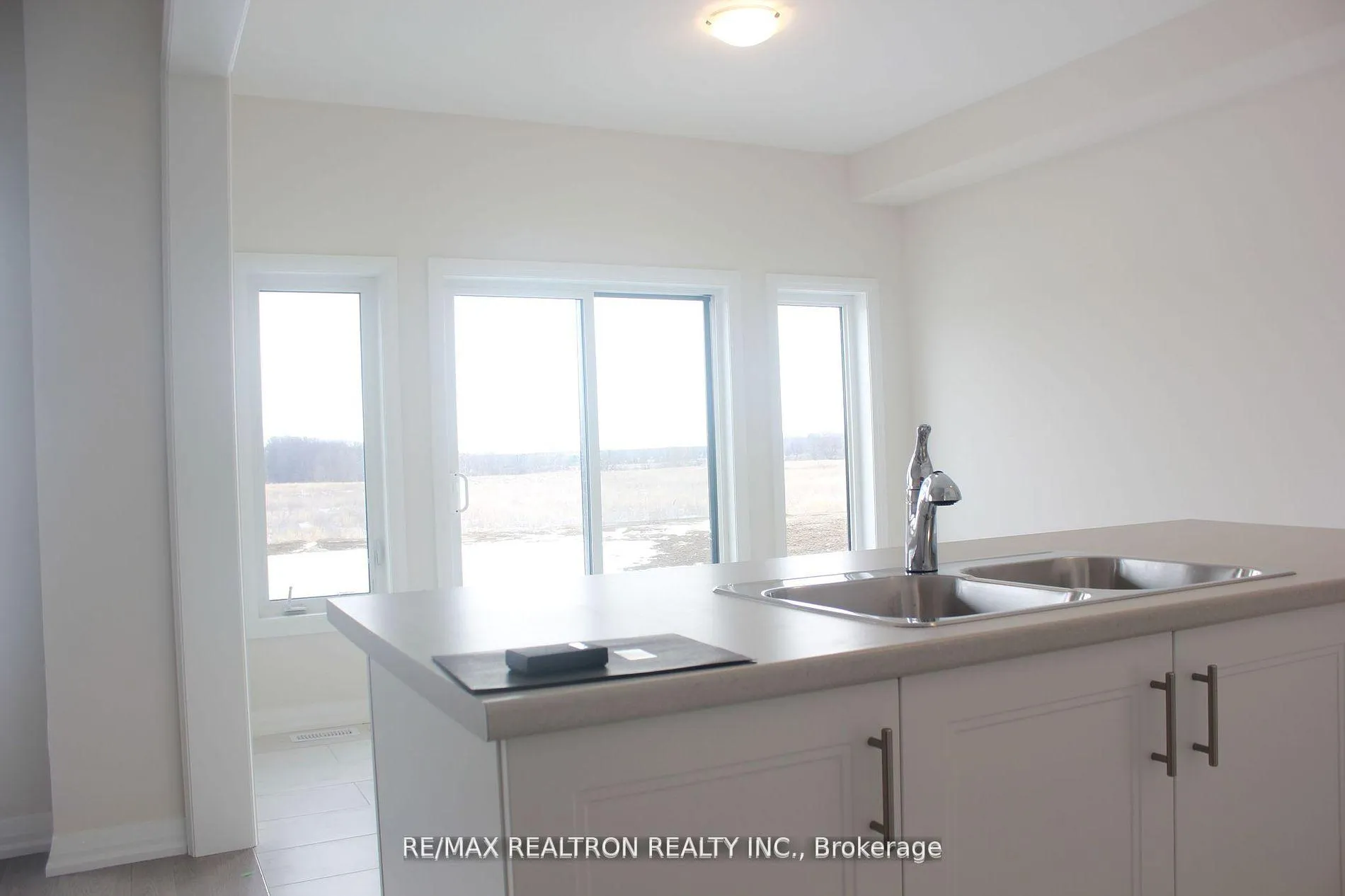 Photo 6 of 182 Union Boulevard, Wasaga Beach — HOMEH