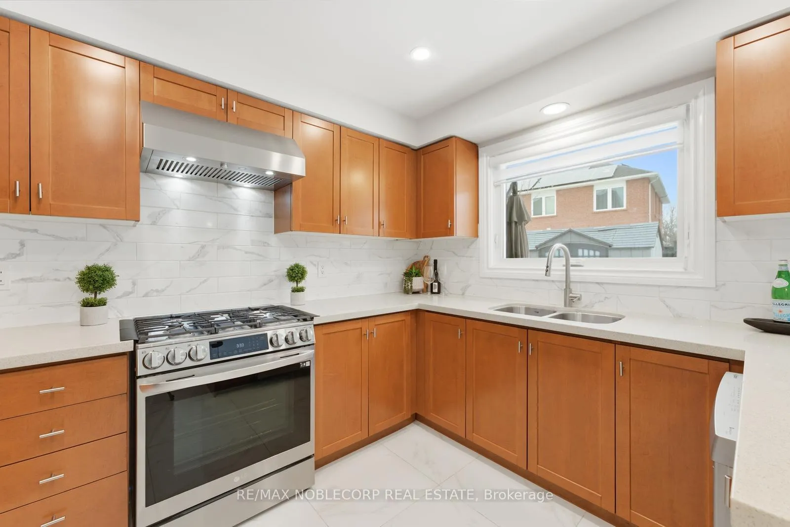Photo 18 of 27 Treasure Road, Vaughan, Vellore Village — HOMEH