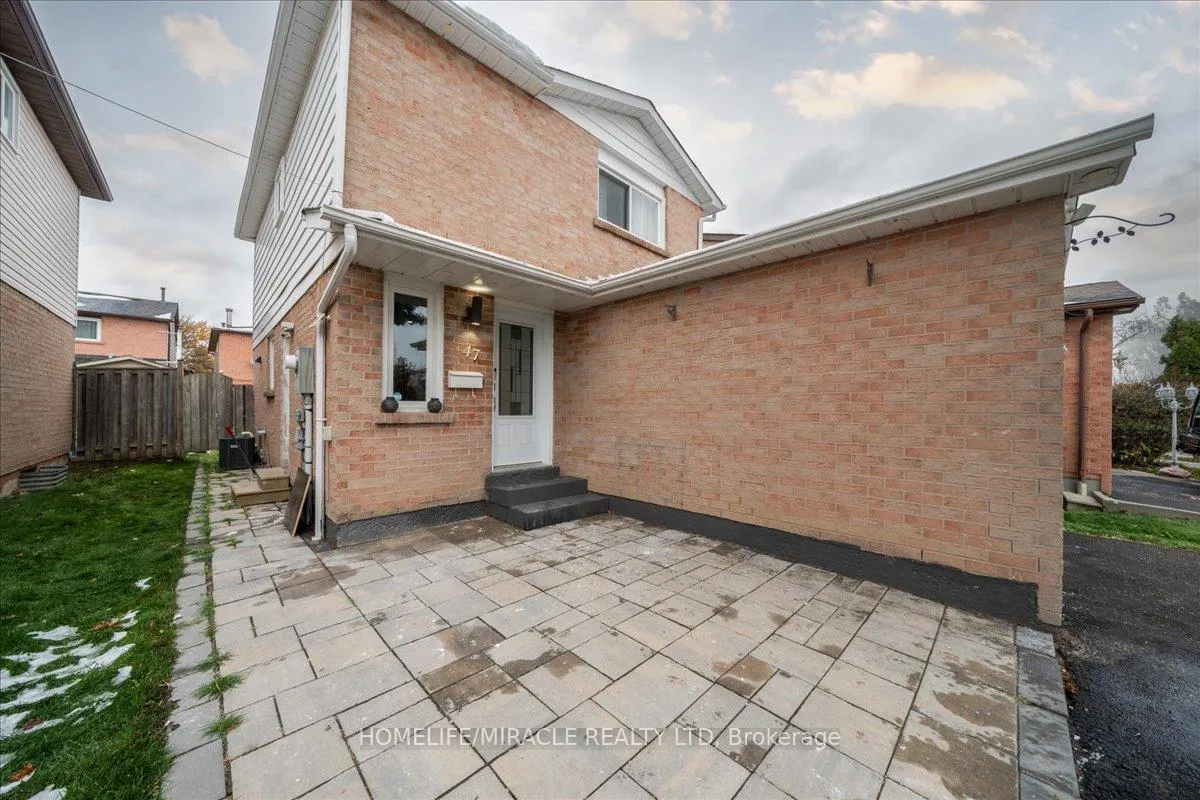 Photo 3 of 47 Martindale Crescent, Brampton, Brampton West — HOMEH