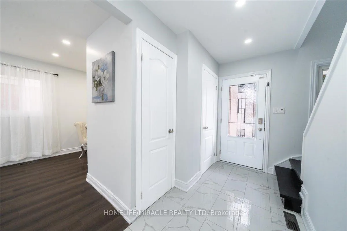 Photo 4 of 47 Martindale Crescent, Brampton, Brampton West — HOMEH