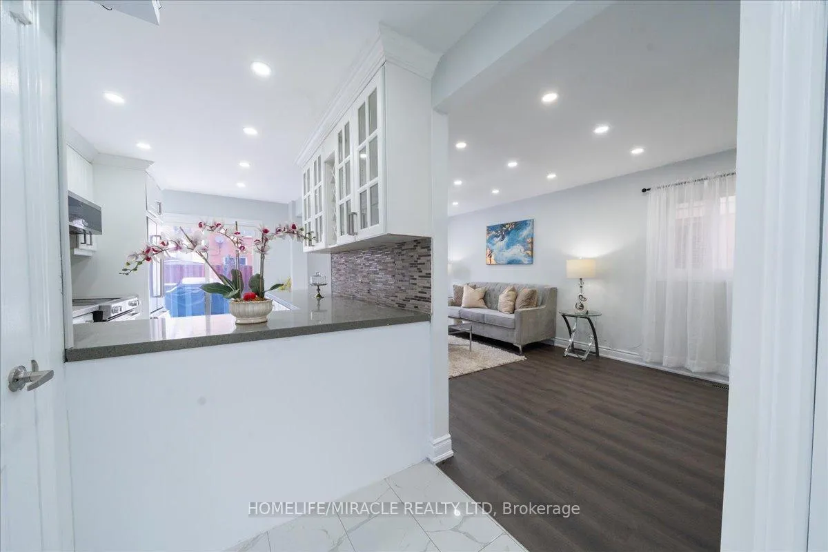 Photo 5 of 47 Martindale Crescent, Brampton, Brampton West — HOMEH
