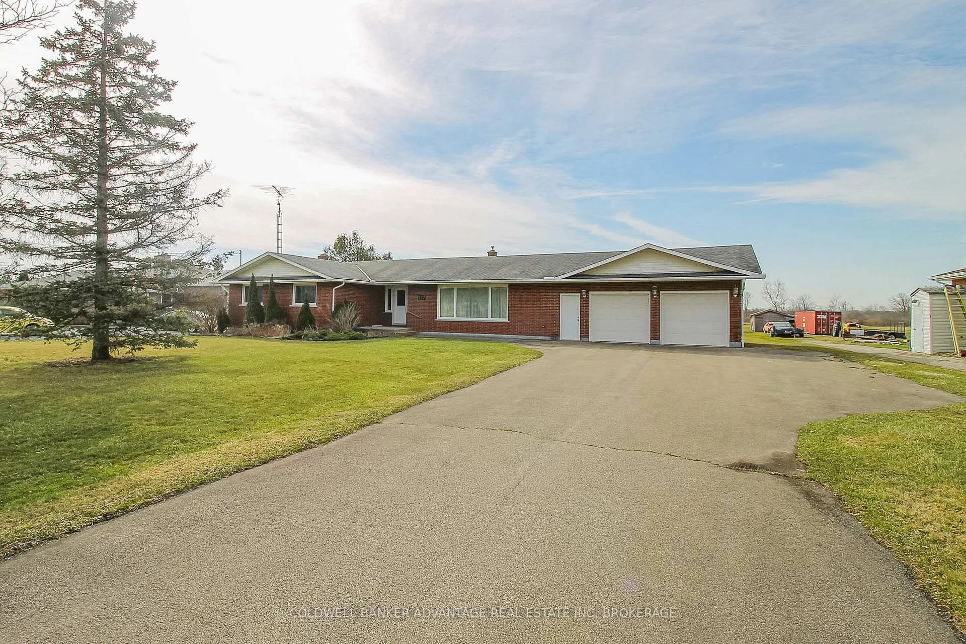 Photo 3 of 377 Silverthorn Crescent, Welland, Cooks Mills — HOMEH