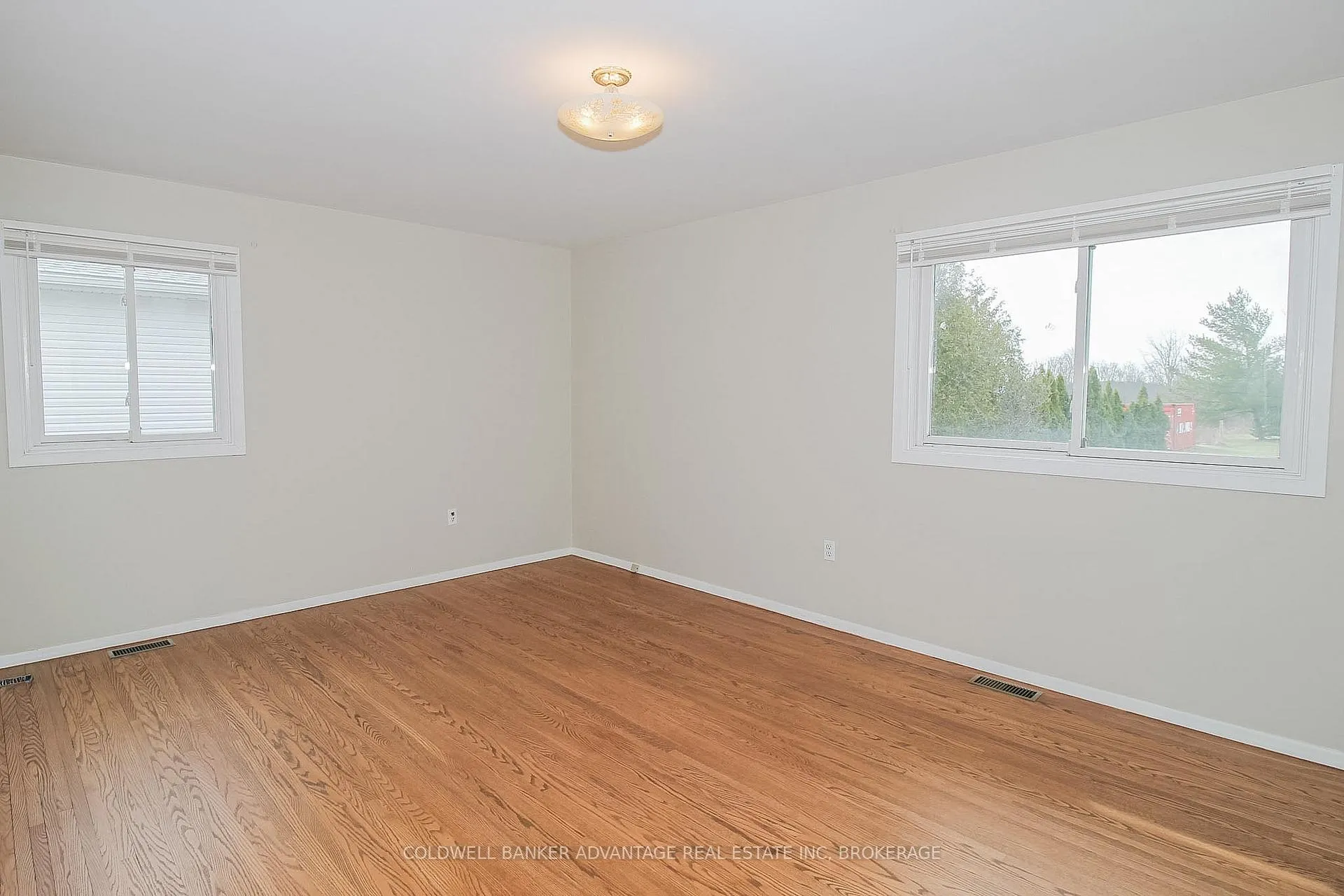 Photo 25 of 377 Silverthorn Crescent, Welland, Cooks Mills — HOMEH