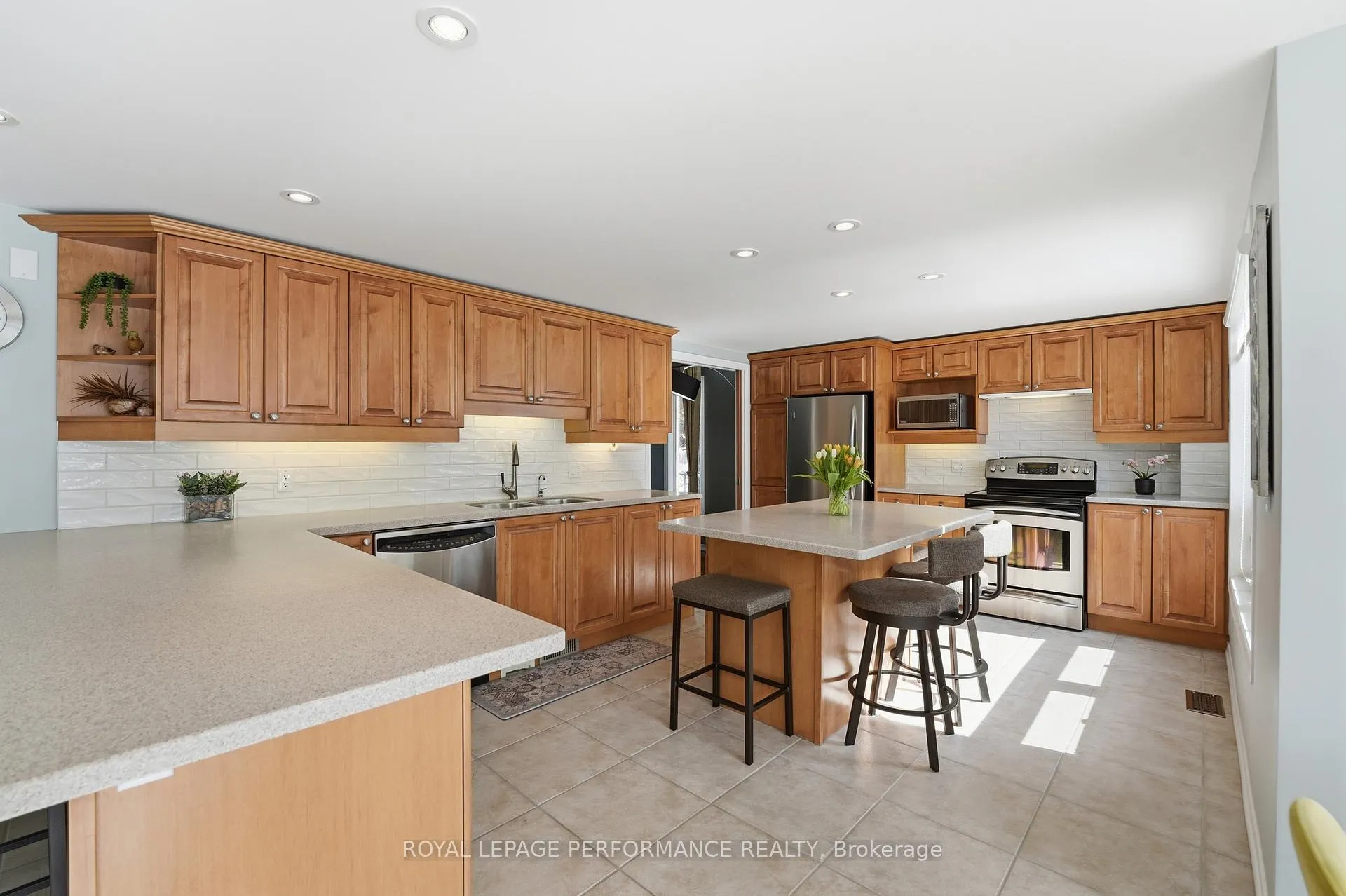Photo 9 of 1682 Barrington Street, Ottawa, Chateauneuf — HOMEH