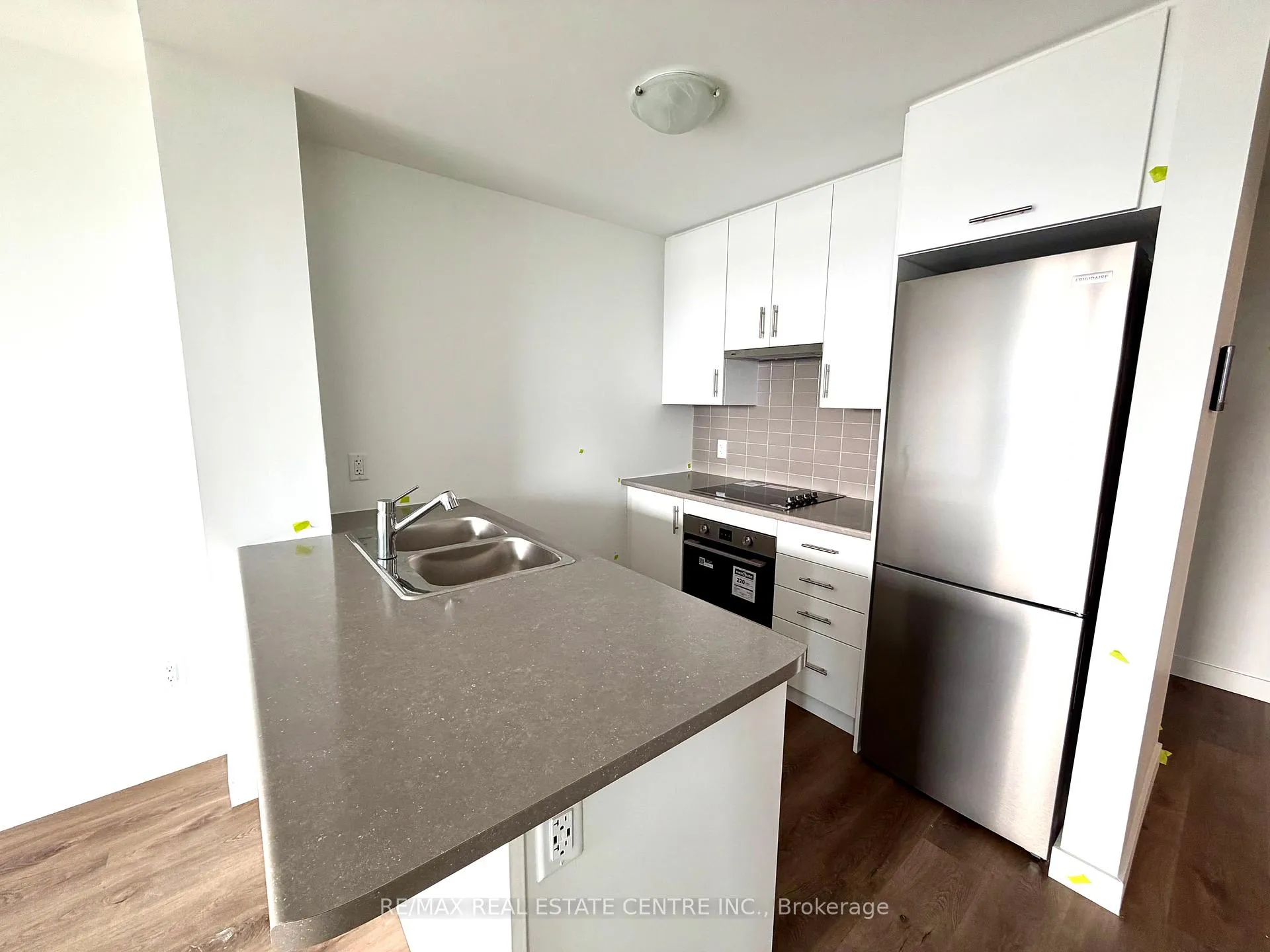Photo 4 of Unit 909, 461 Green Road, Hamilton, Lakeshore — HOMEH