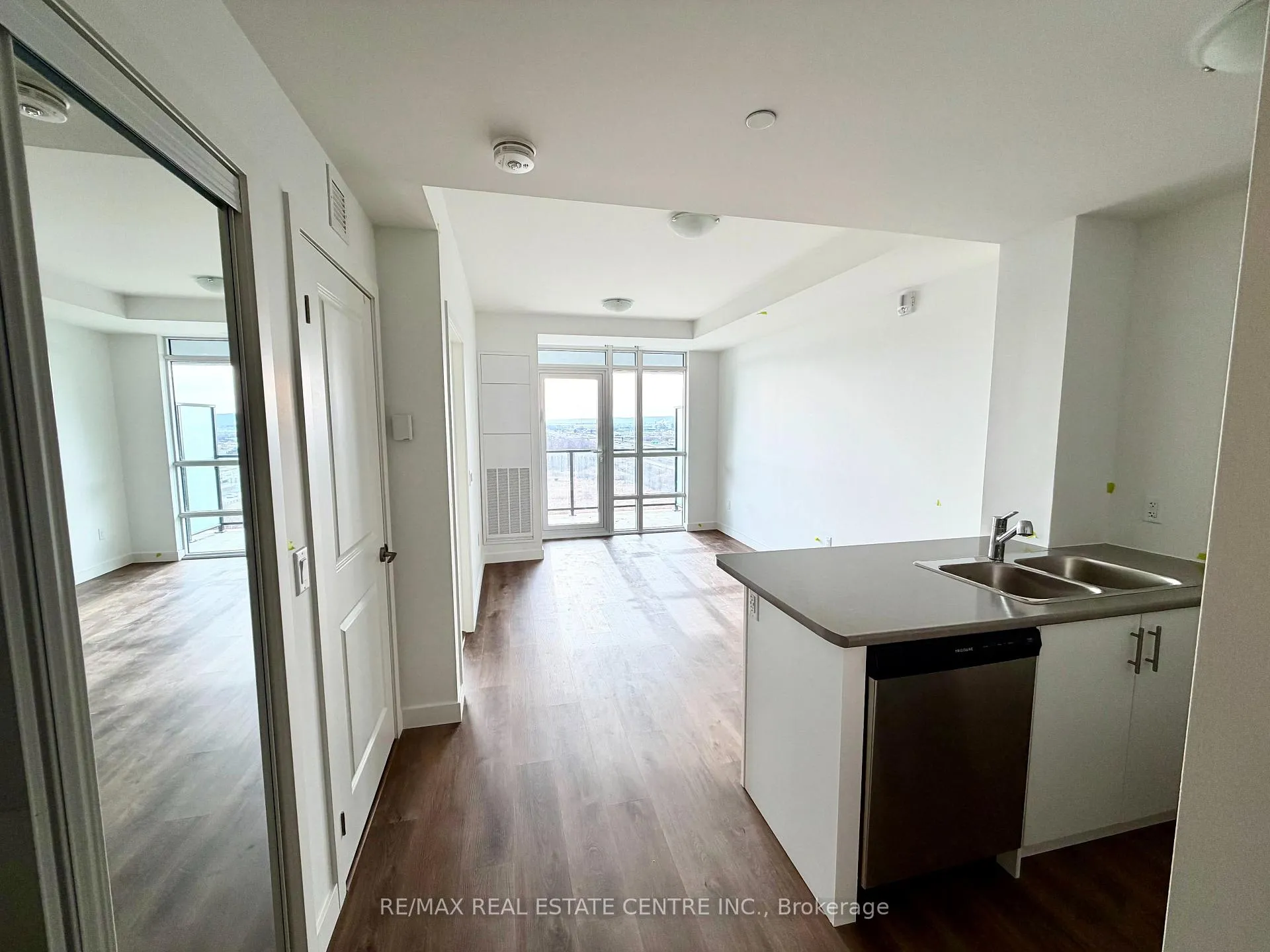 Photo 7 of Unit 909, 461 Green Road, Hamilton, Lakeshore — HOMEH