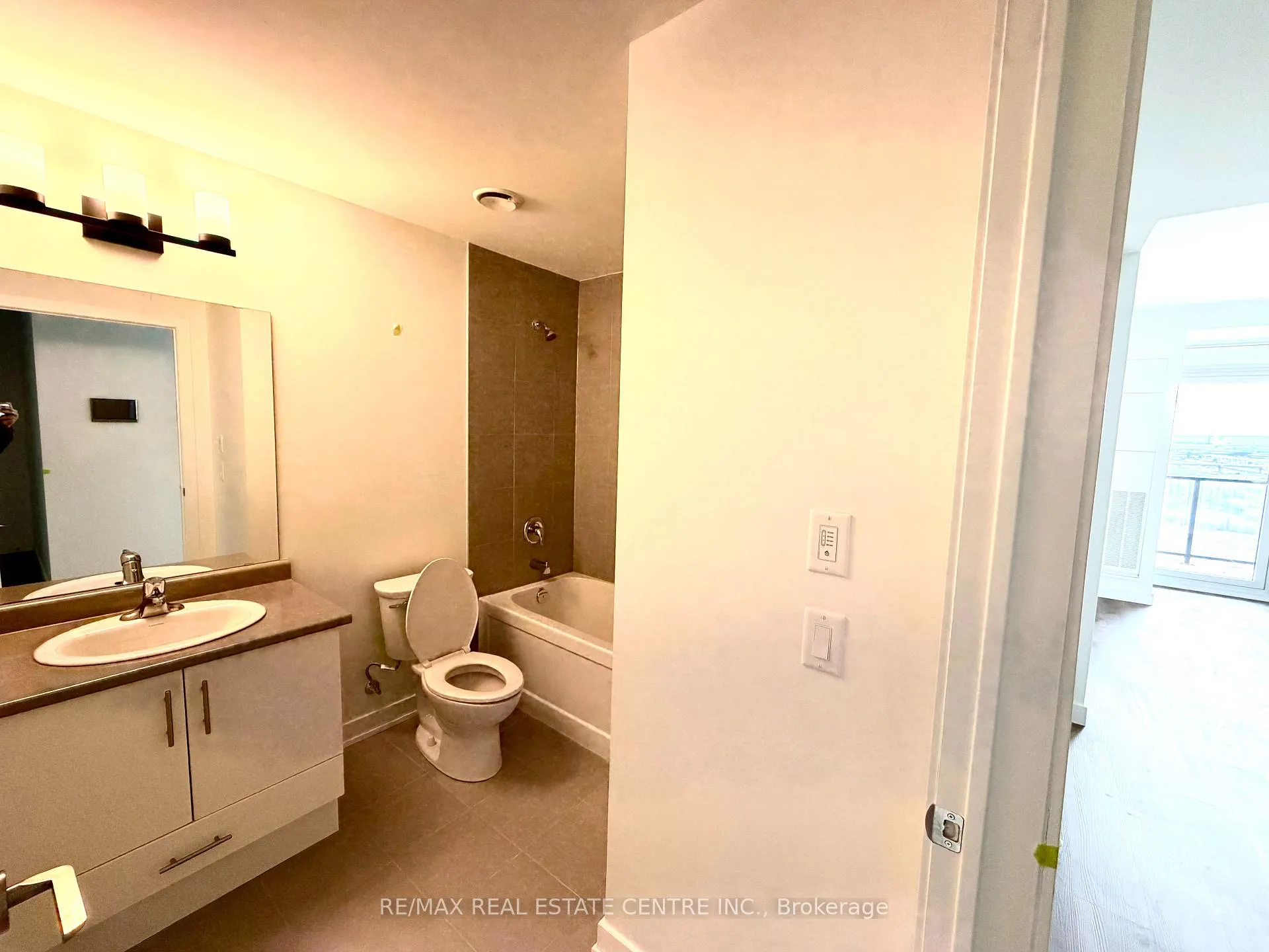Photo 8 of Unit 909, 461 Green Road, Hamilton, Lakeshore — HOMEH