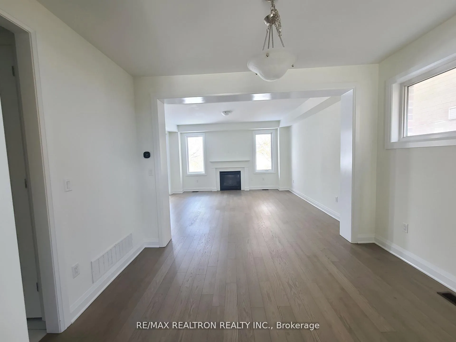 Photo 5 of 3246 Chimney Swift Crescent, Pickering, Rural Pickering — HOMEH