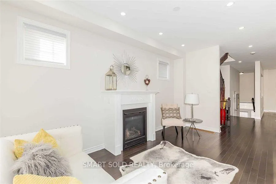 Photo 11 of 43 Farooq Boulevard, Vaughan, Vellore Village — HOMEH