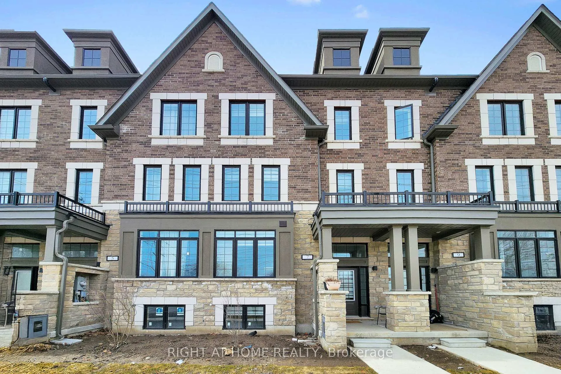 Photo 1 of 7 Selfridge Way, Whitby, Downtown Whitby — HOMEH