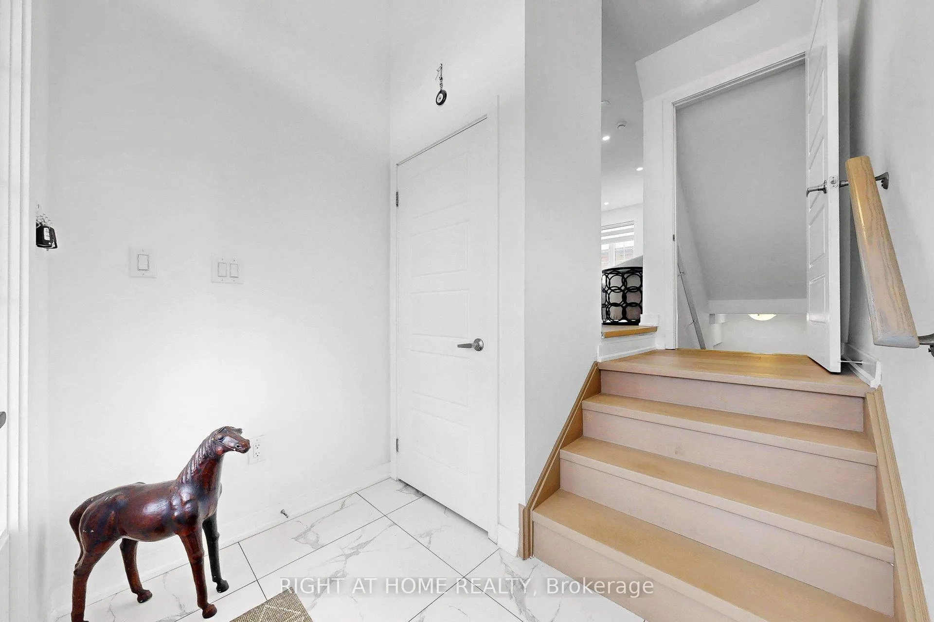 Photo 3 of 7 Selfridge Way, Whitby, Downtown Whitby — HOMEH
