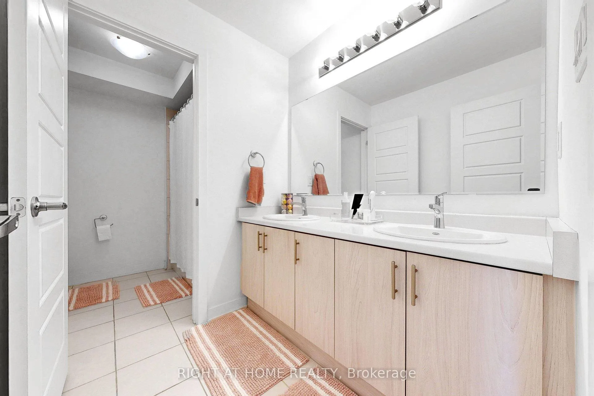 Photo 10 of 7 Selfridge Way, Whitby, Downtown Whitby — HOMEH