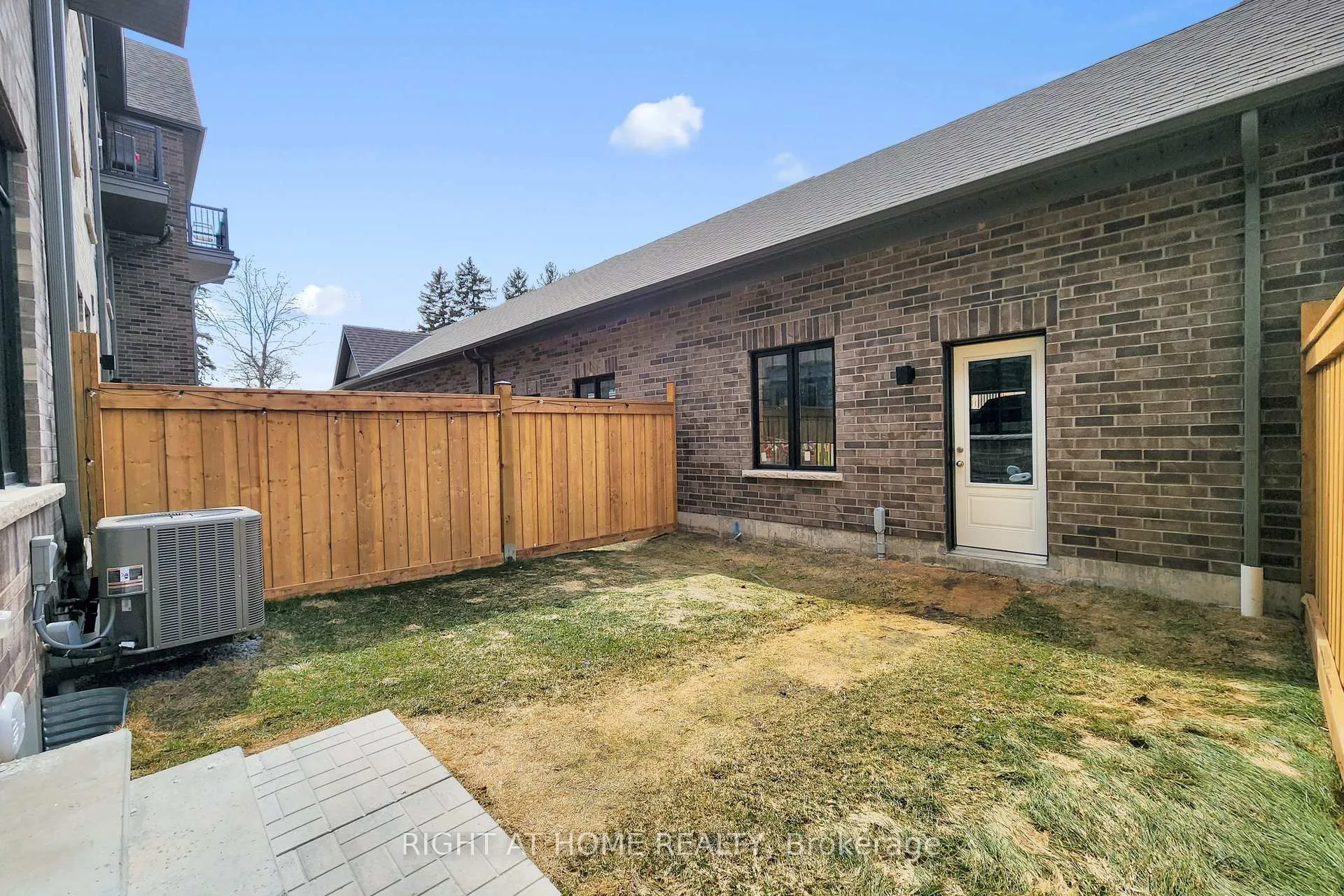 Photo 26 of 7 Selfridge Way, Whitby, Downtown Whitby — HOMEH