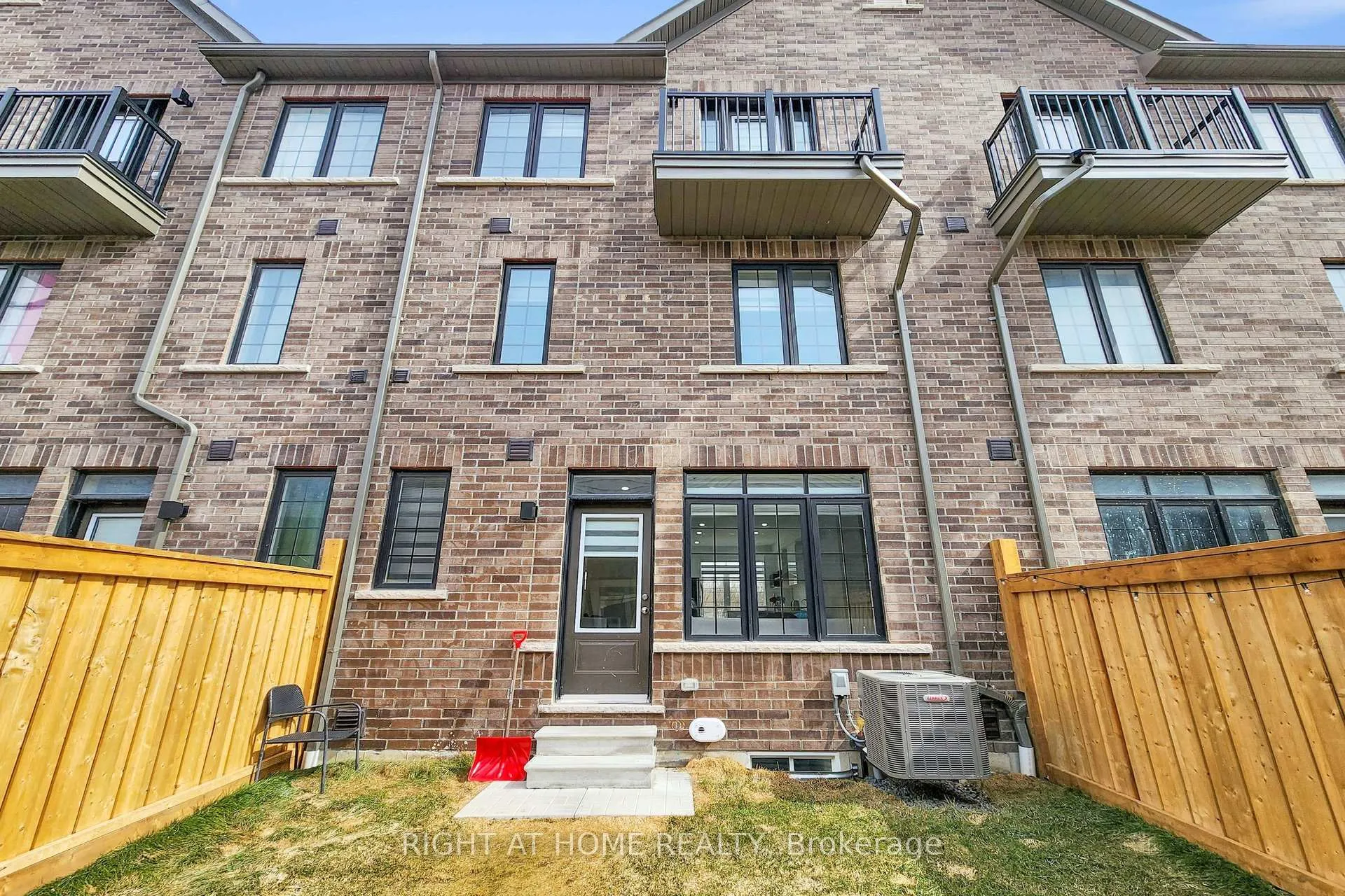 Photo 27 of 7 Selfridge Way, Whitby, Downtown Whitby — HOMEH