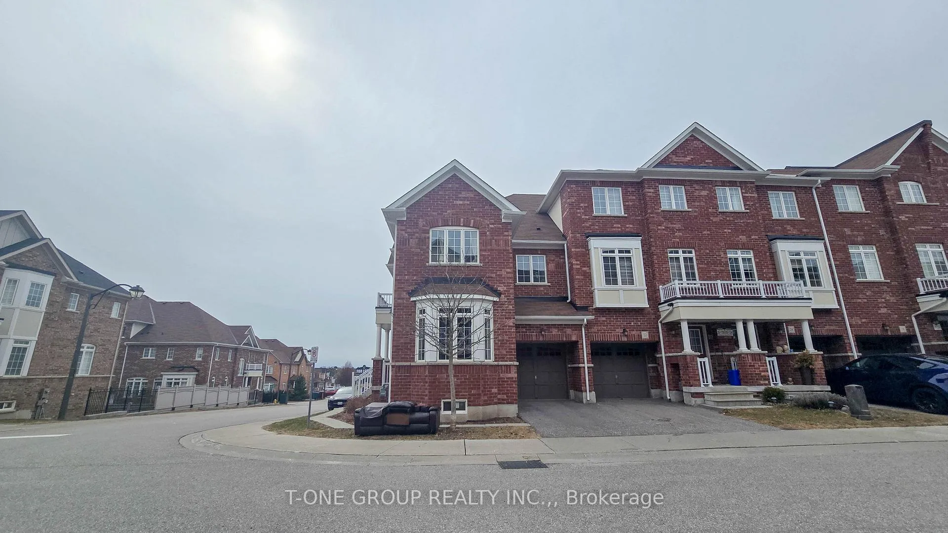 Photo 2 of 8 Larry Grove Way, Markham, Greensborough — HOMEH