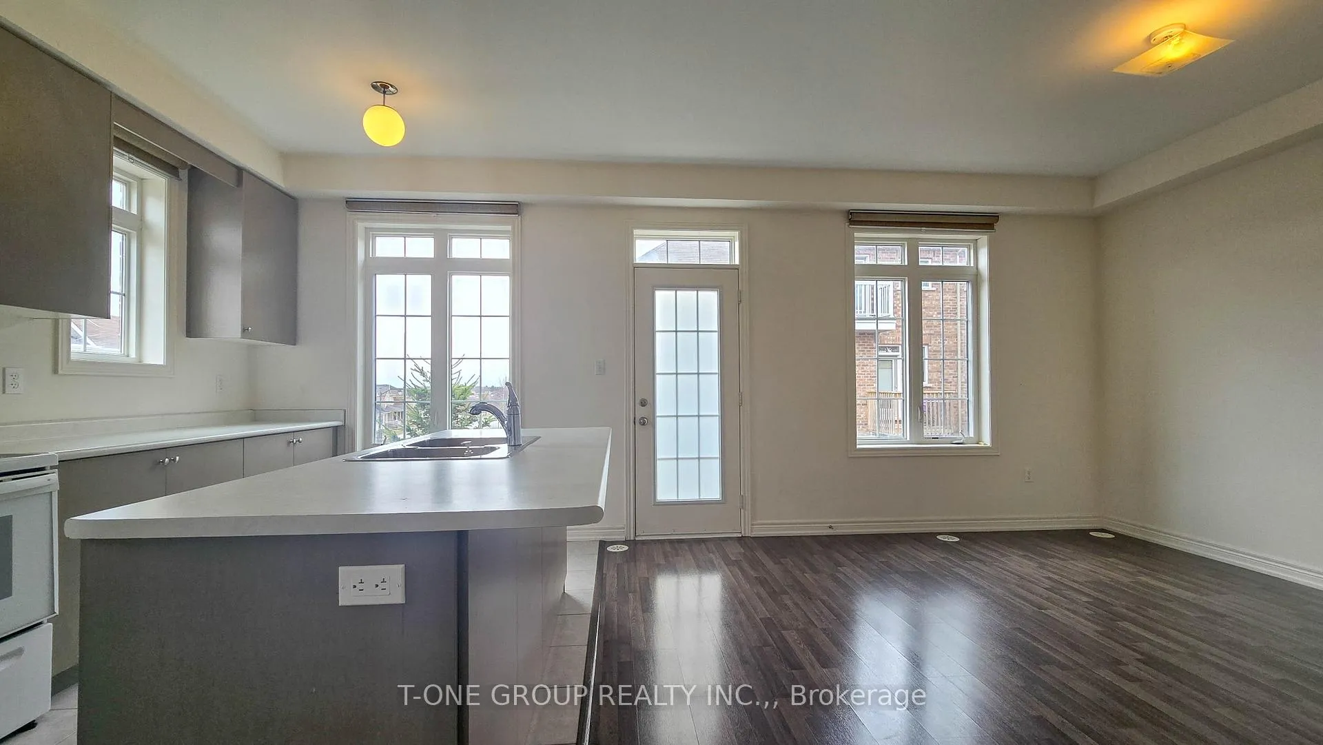 Photo 3 of 8 Larry Grove Way, Markham, Greensborough — HOMEH
