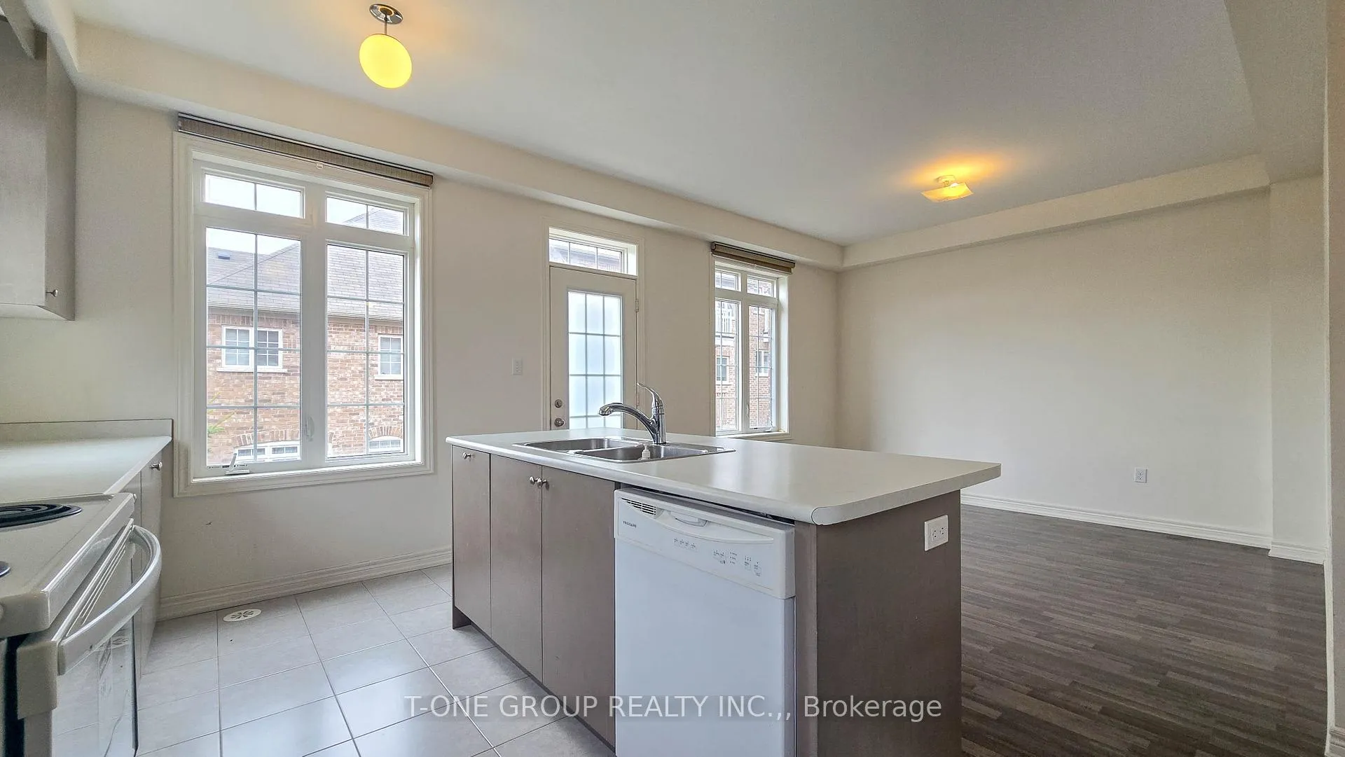 Photo 7 of 8 Larry Grove Way, Markham, Greensborough — HOMEH
