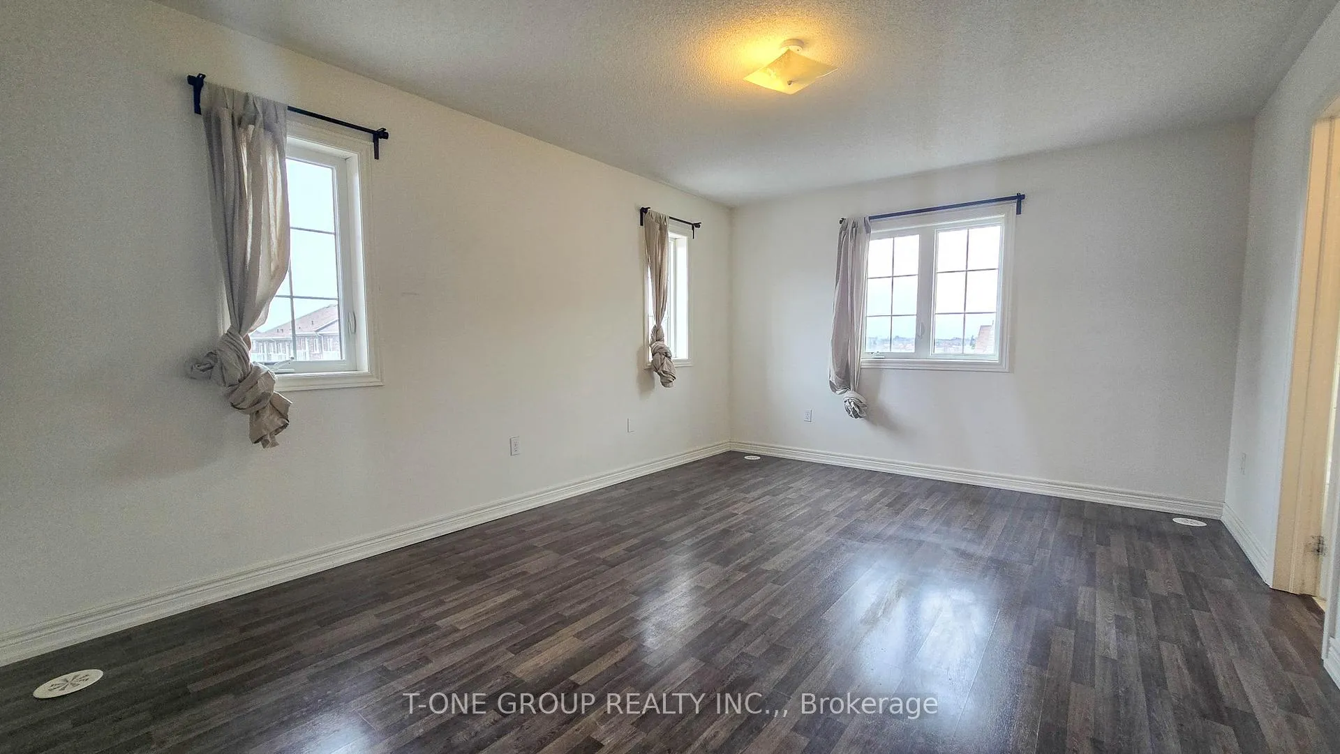 Photo 15 of 8 Larry Grove Way, Markham, Greensborough — HOMEH