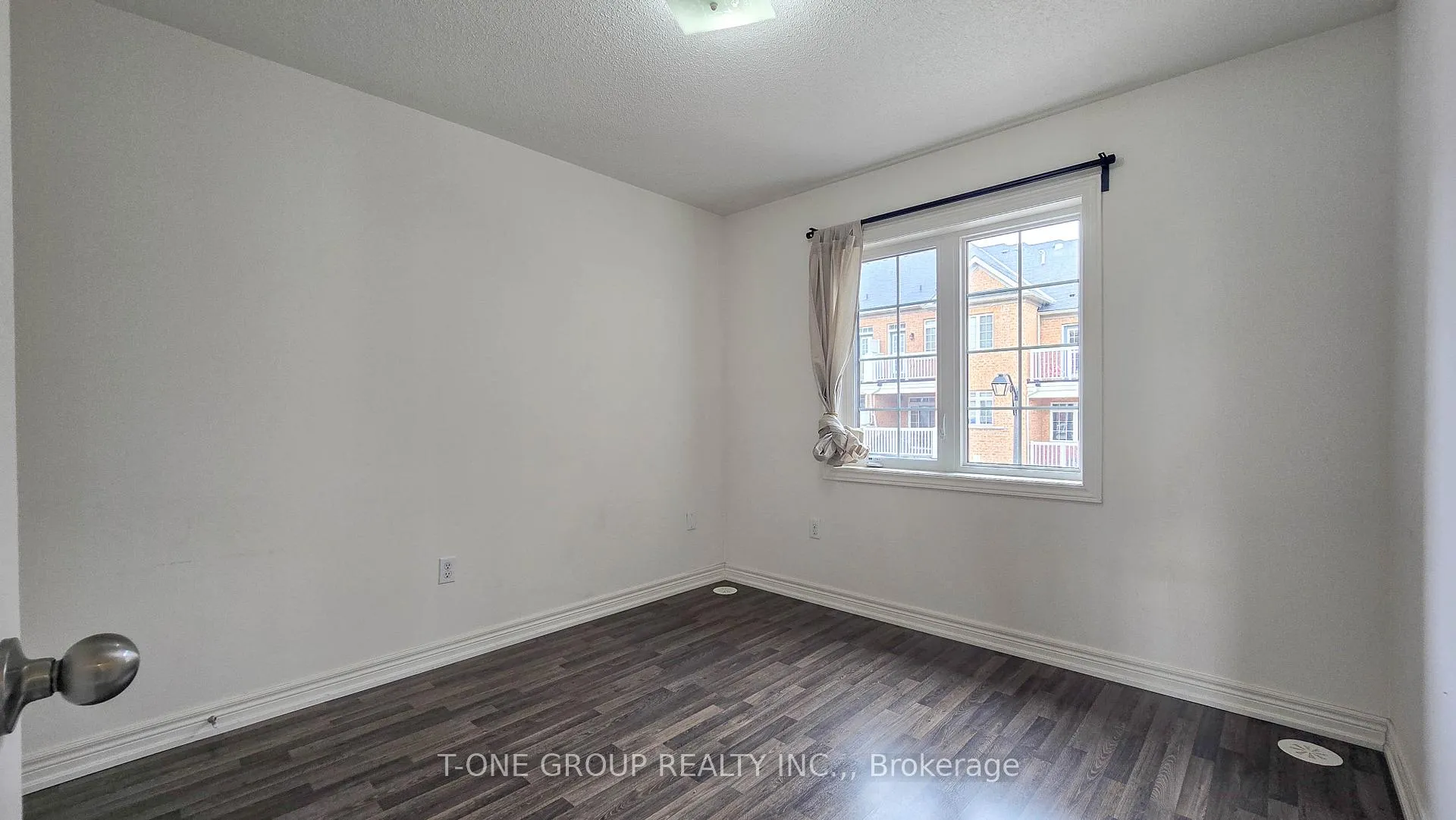 Photo 21 of 8 Larry Grove Way, Markham, Greensborough — HOMEH