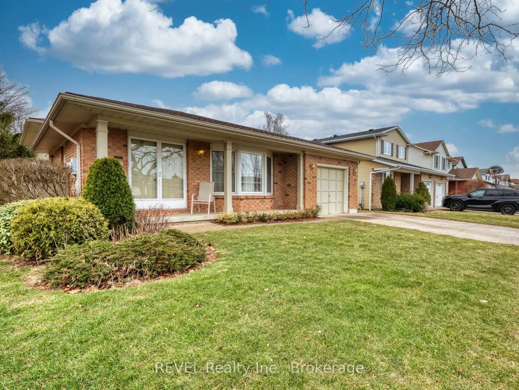 Photo 2 of 31 Cole Farm Boulevard, St. Catharines, Port Dalhousie — HOMEH