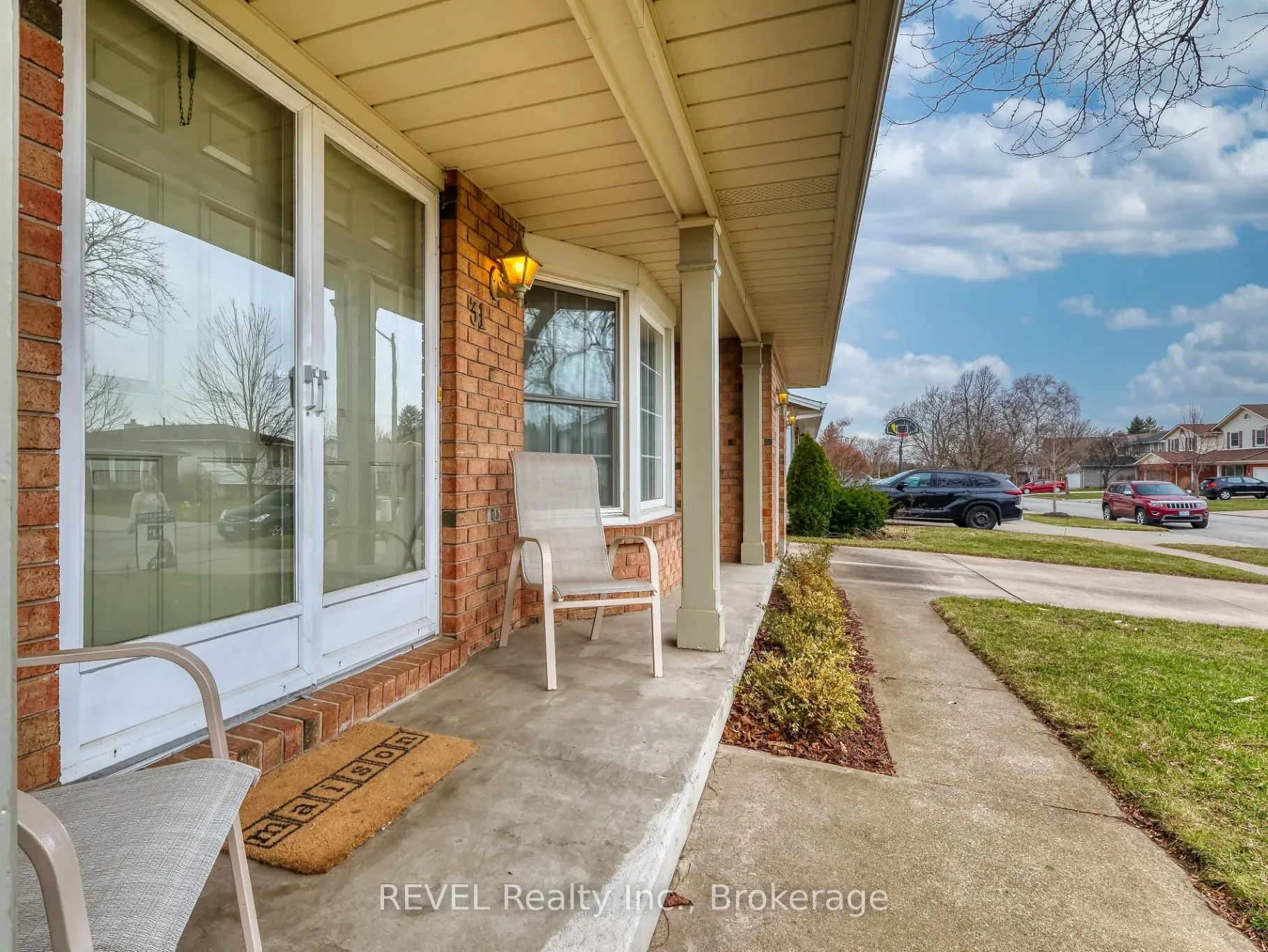 Photo 3 of 31 Cole Farm Boulevard, St. Catharines, Port Dalhousie — HOMEH