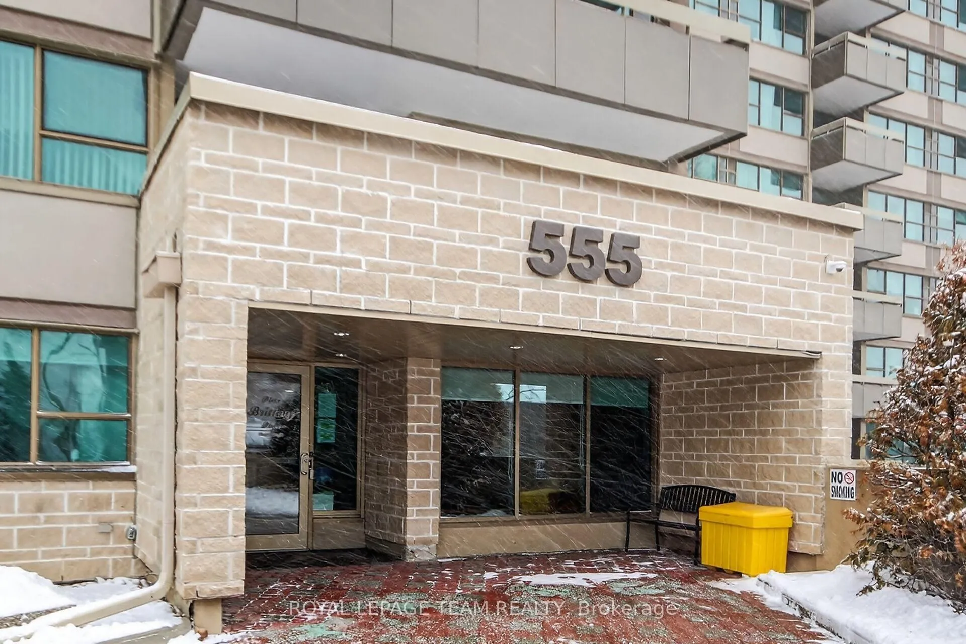 Photo 2 of Unit 606, 555 Brittany Drive, Ottawa, Viscount Alexander Park — HOMEH