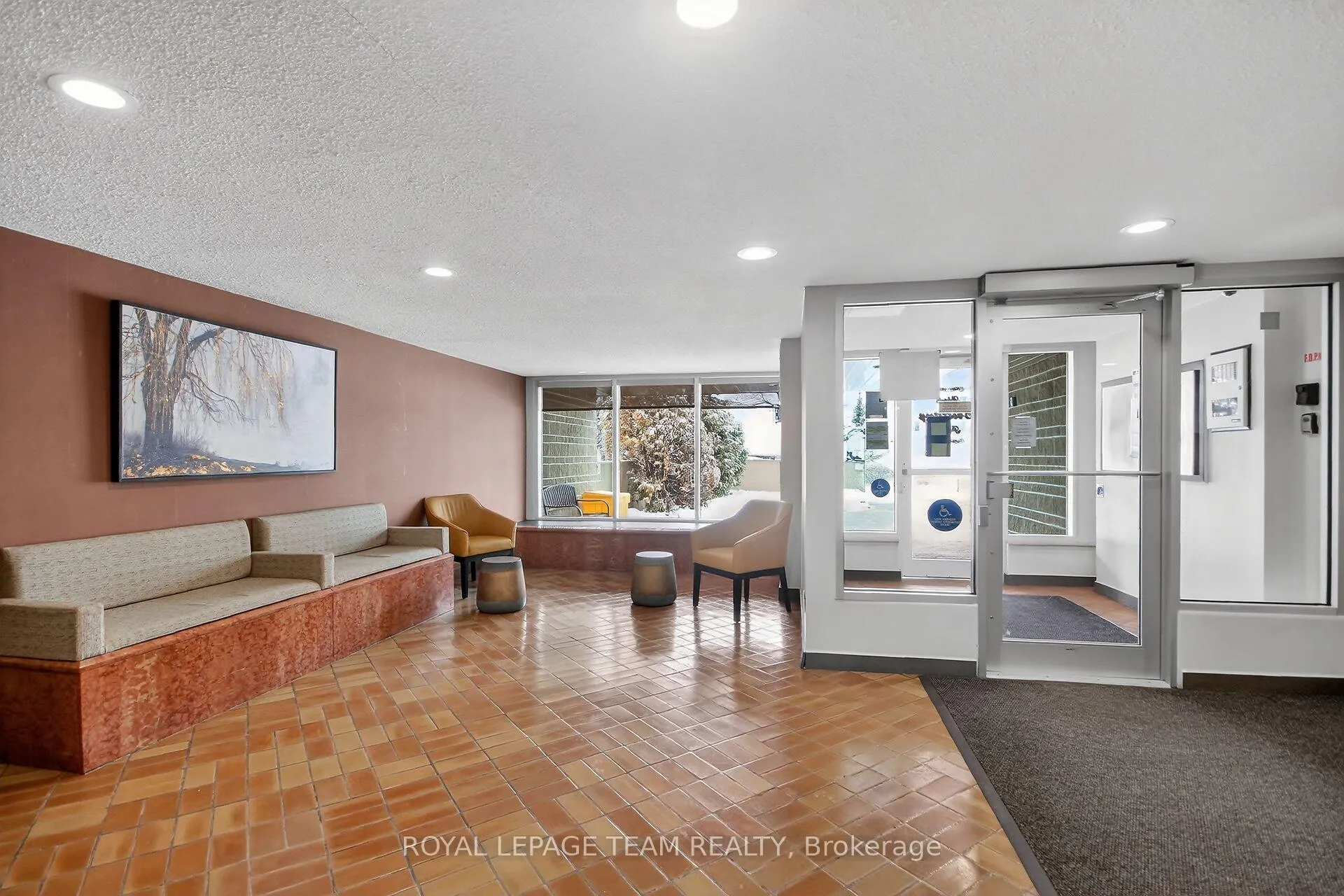 Photo 3 of Unit 606, 555 Brittany Drive, Ottawa, Viscount Alexander Park — HOMEH