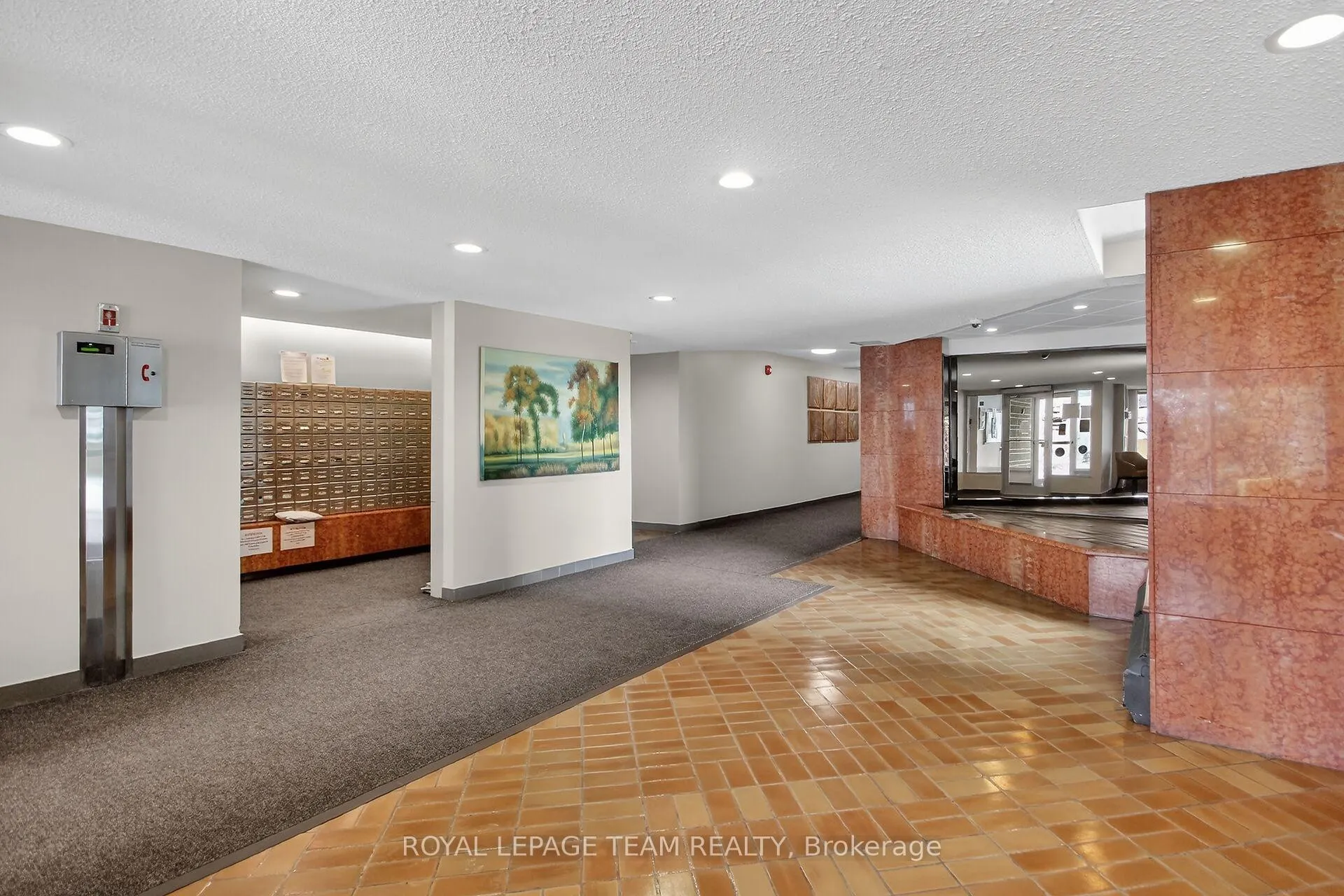 Photo 4 of Unit 606, 555 Brittany Drive, Ottawa, Viscount Alexander Park — HOMEH