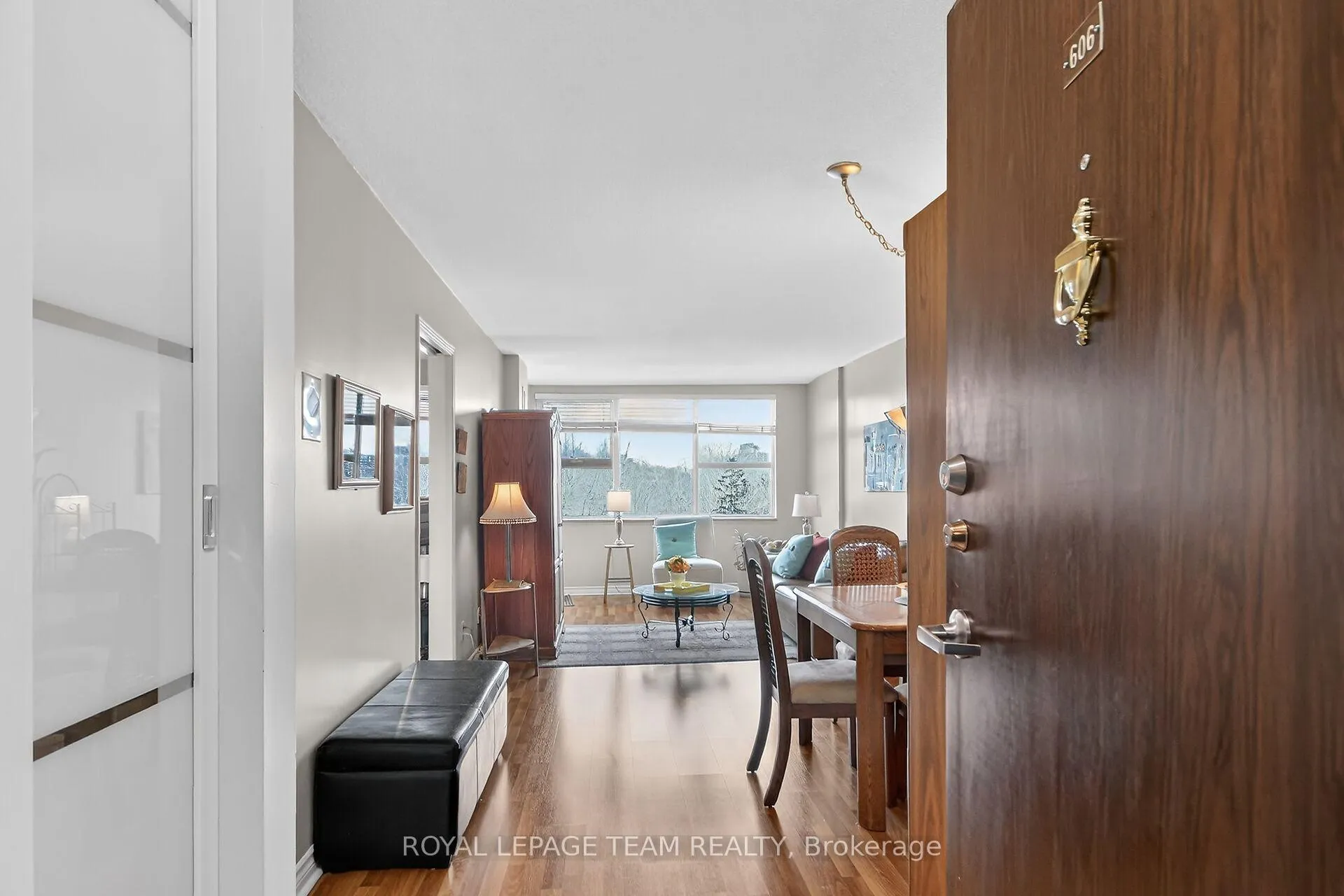 Photo 5 of Unit 606, 555 Brittany Drive, Ottawa, Viscount Alexander Park — HOMEH