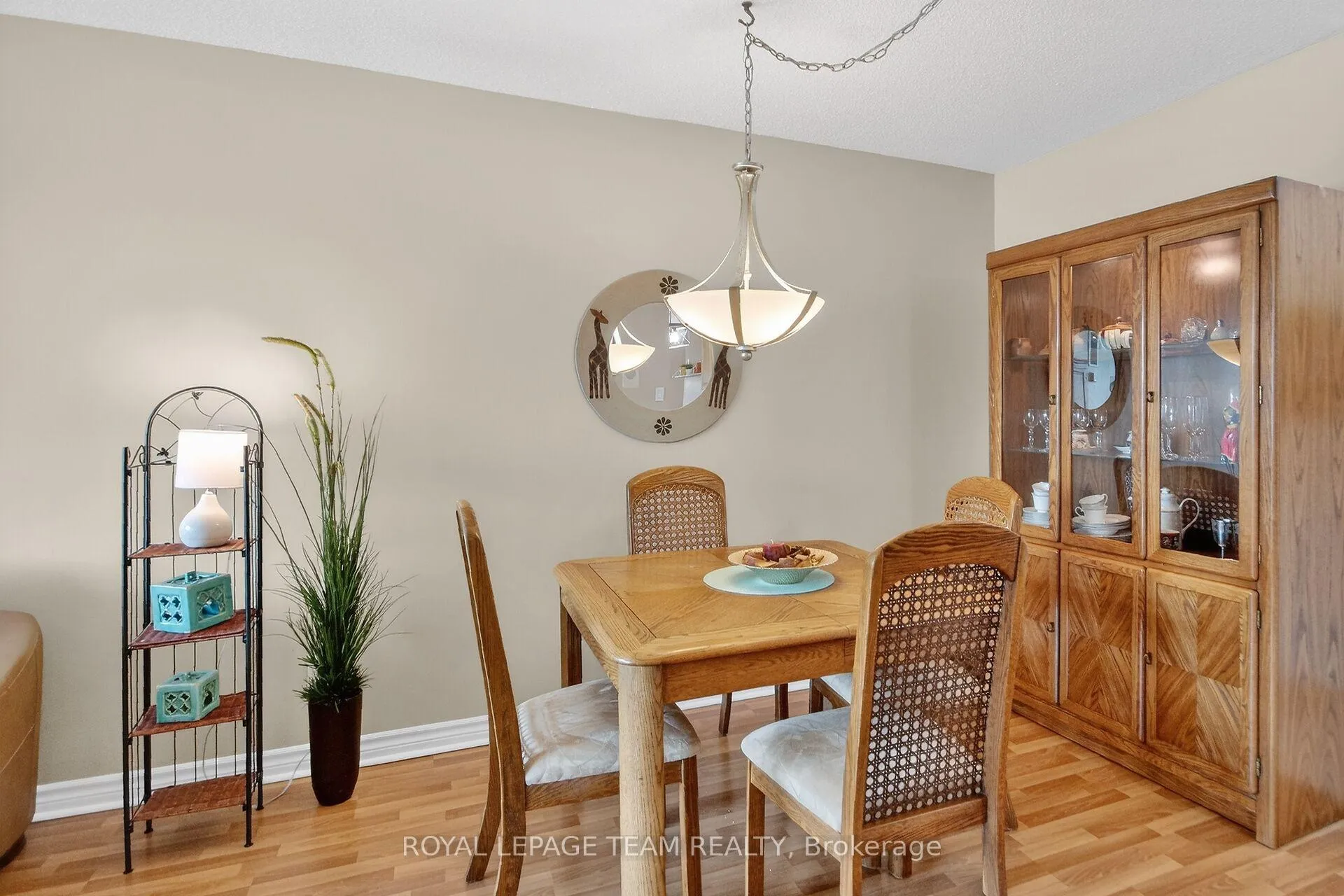 Photo 7 of Unit 606, 555 Brittany Drive, Ottawa, Viscount Alexander Park — HOMEH