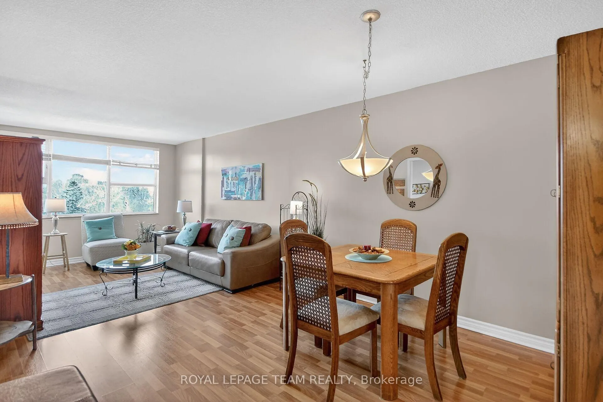 Photo 8 of Unit 606, 555 Brittany Drive, Ottawa, Viscount Alexander Park — HOMEH