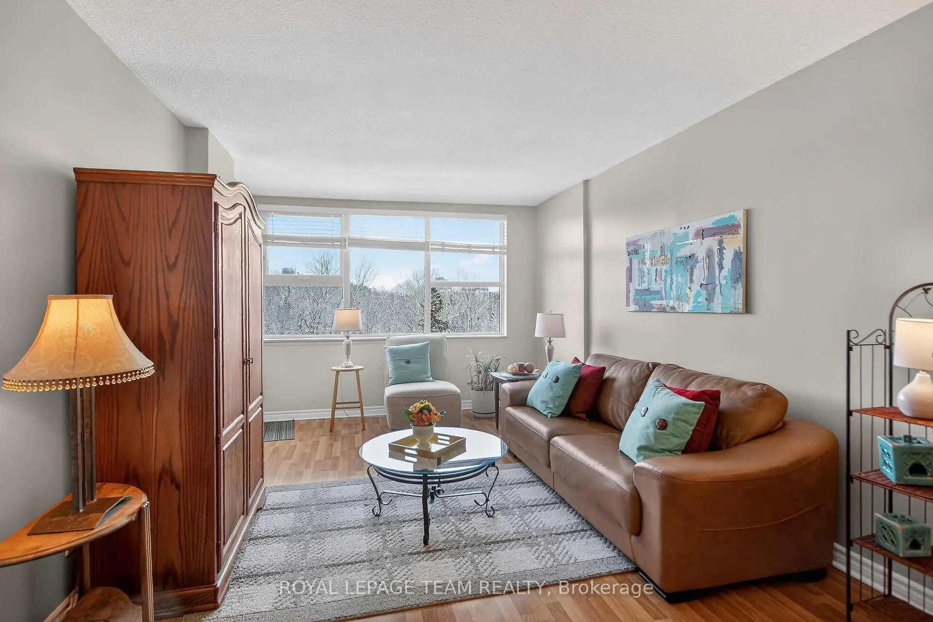 Photo 9 of Unit 606, 555 Brittany Drive, Ottawa, Viscount Alexander Park — HOMEH