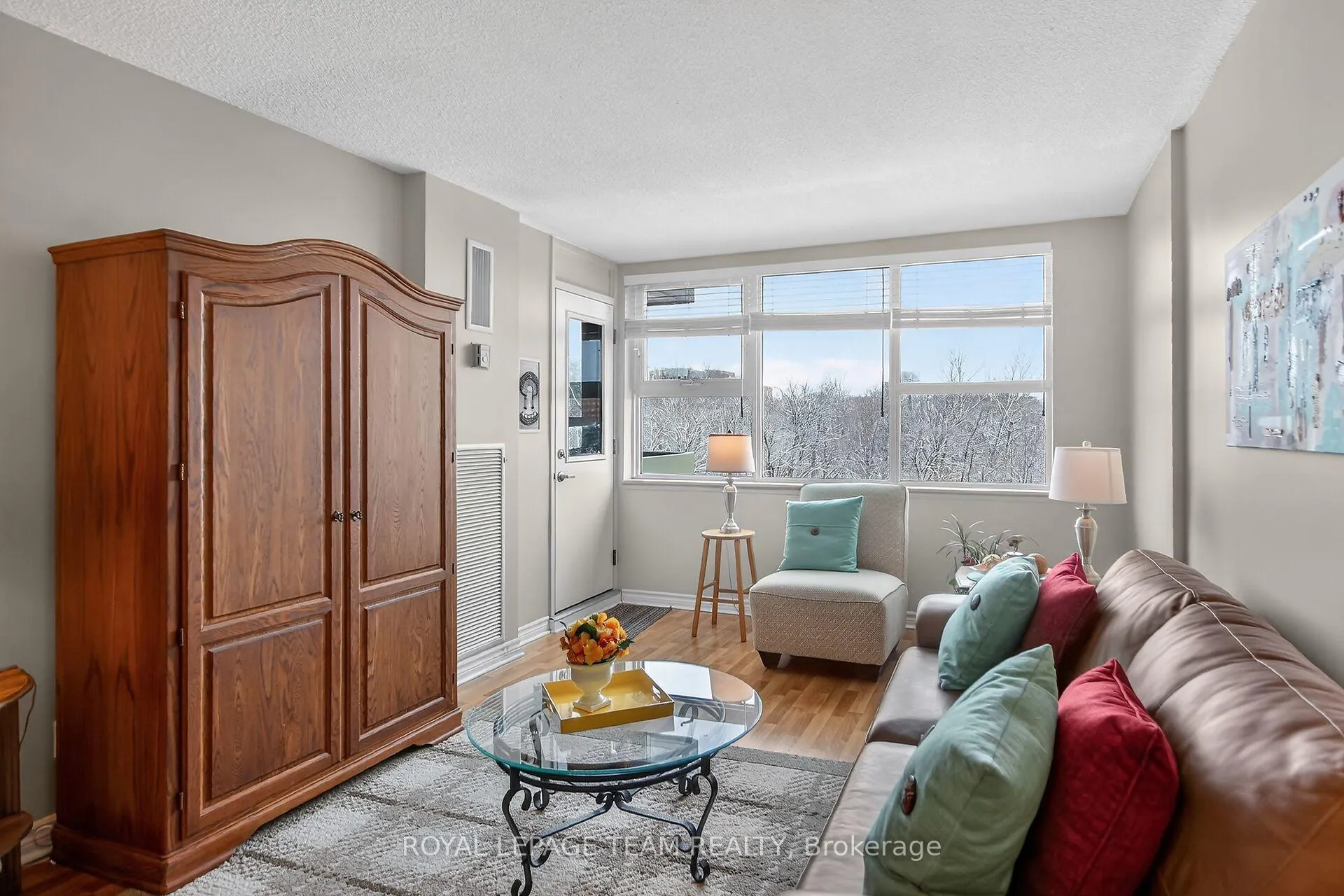 Photo 10 of Unit 606, 555 Brittany Drive, Ottawa, Viscount Alexander Park — HOMEH