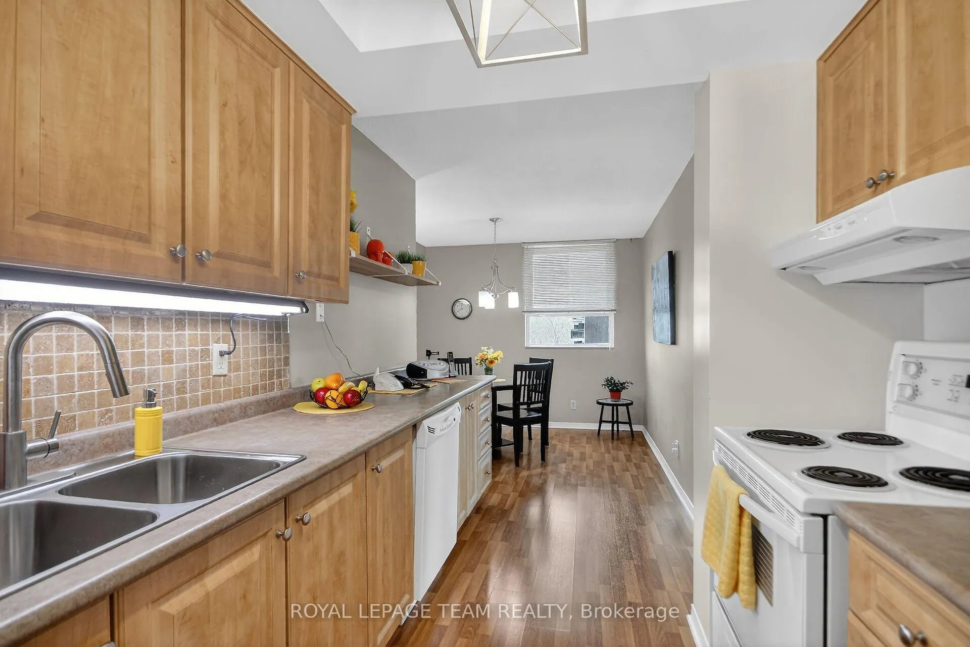 Photo 14 of Unit 606, 555 Brittany Drive, Ottawa, Viscount Alexander Park — HOMEH