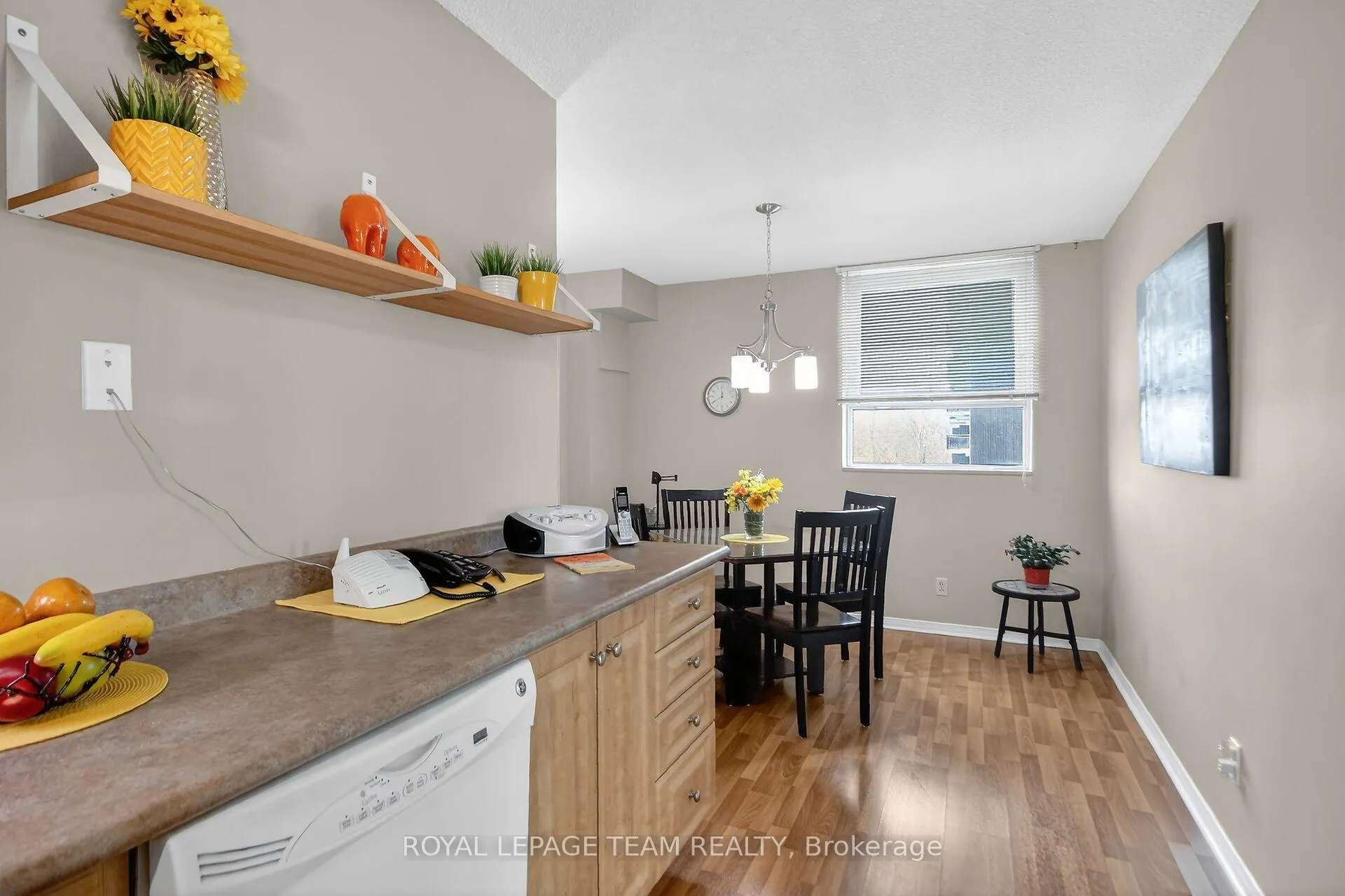 Photo 16 of Unit 606, 555 Brittany Drive, Ottawa, Viscount Alexander Park — HOMEH