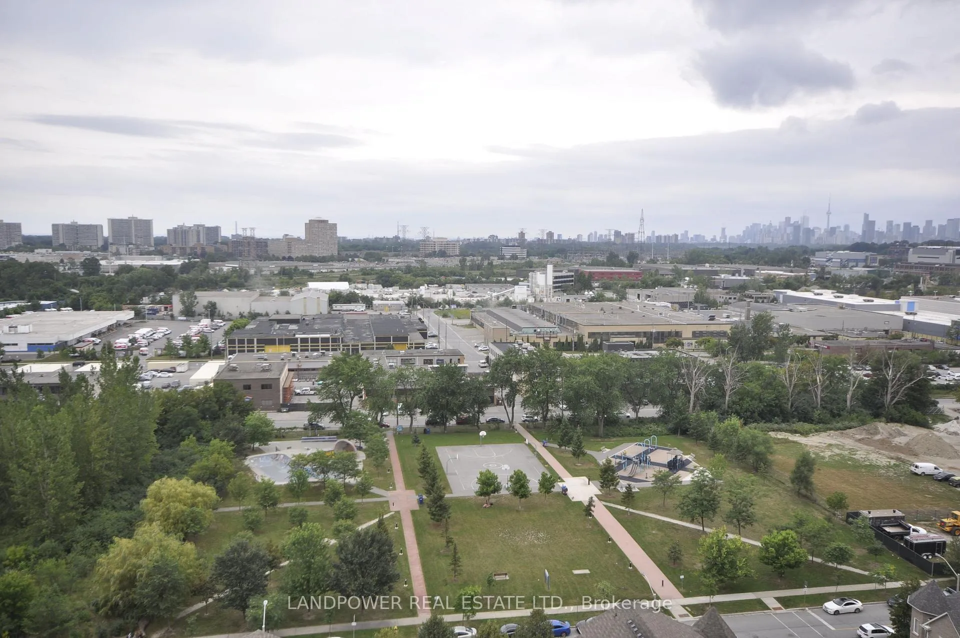 Photo 2 of Unit Lph 10, 35 Brian Peck Crescent, Toronto, Thorncliffe Park — HOMEH