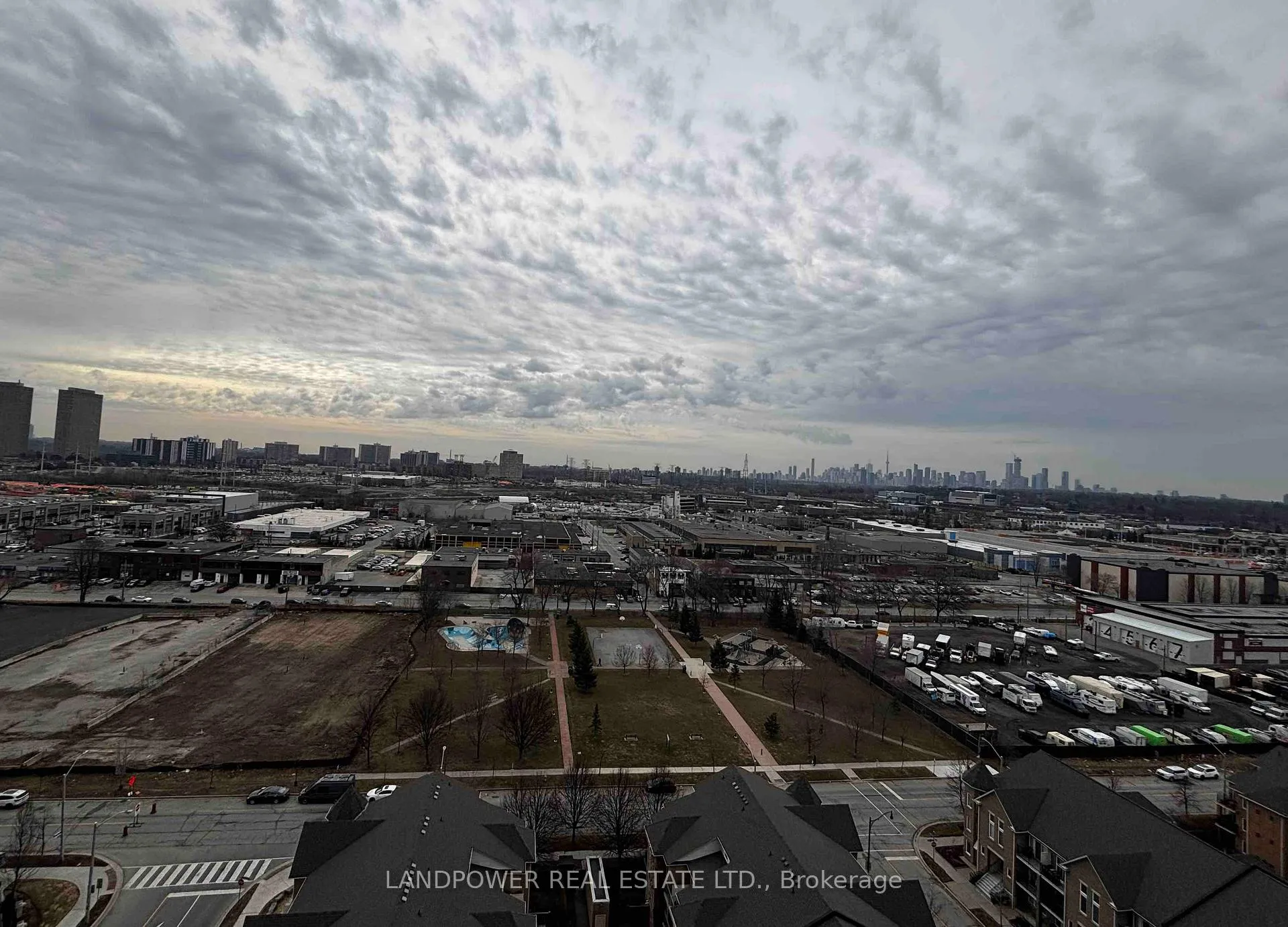 Photo 3 of Unit Lph 10, 35 Brian Peck Crescent, Toronto, Thorncliffe Park — HOMEH
